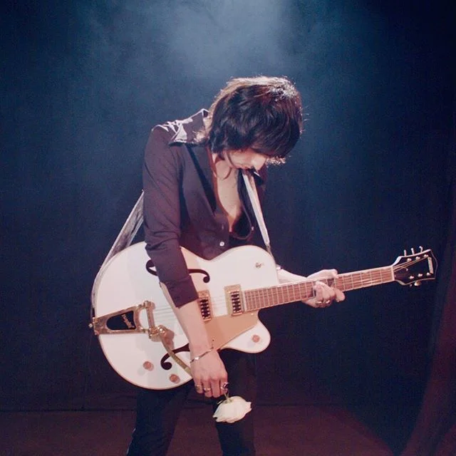 A still from &ldquo;If you&rdquo; music video coming very soon...directed by baby gurl @kittenoflove ❤️
Mean while give it a spin on your favorite listening platform.
💋 -Cesar .
.
.
.
#cesarsaez #newmusic #guitar #musician #paychedelic #rockandroll 