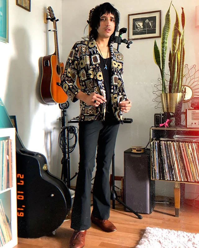 Sunday vibes 👁
.
.
.
.
.
📷 @kittenoflove 
#cesarseaz #retro #vintage #blazer #mensfashion #picoftheday #mensstyle #rockandroll #musician #livingroom