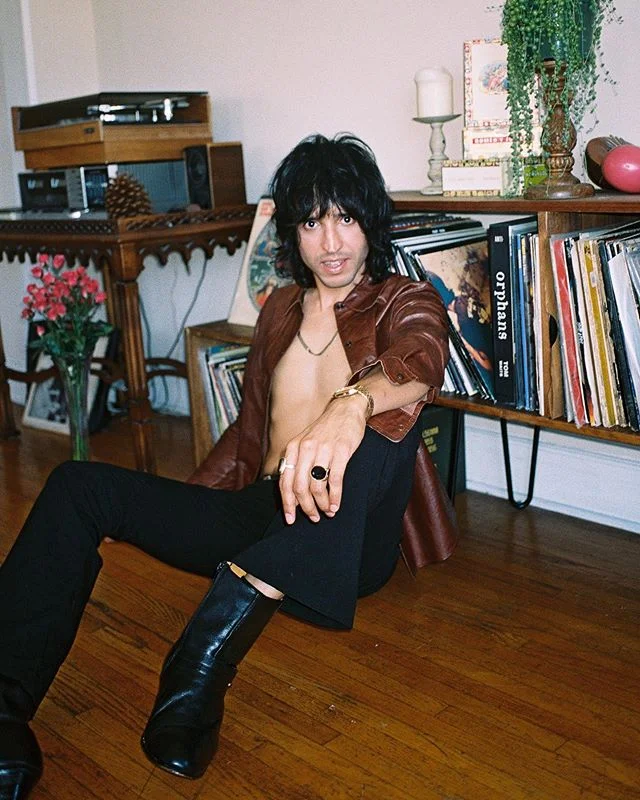 &ldquo;Smile and maybe tomorrow you&rsquo;ll see the sun come shinning through for you&rdquo;  @godinez.co caught me smiling with his film 📷 . La verdad no me gusta mi sonrisa pero en esta foto si 😊
.
.
.
.
.
#cesarsaez #picoftheday #filmphotograph