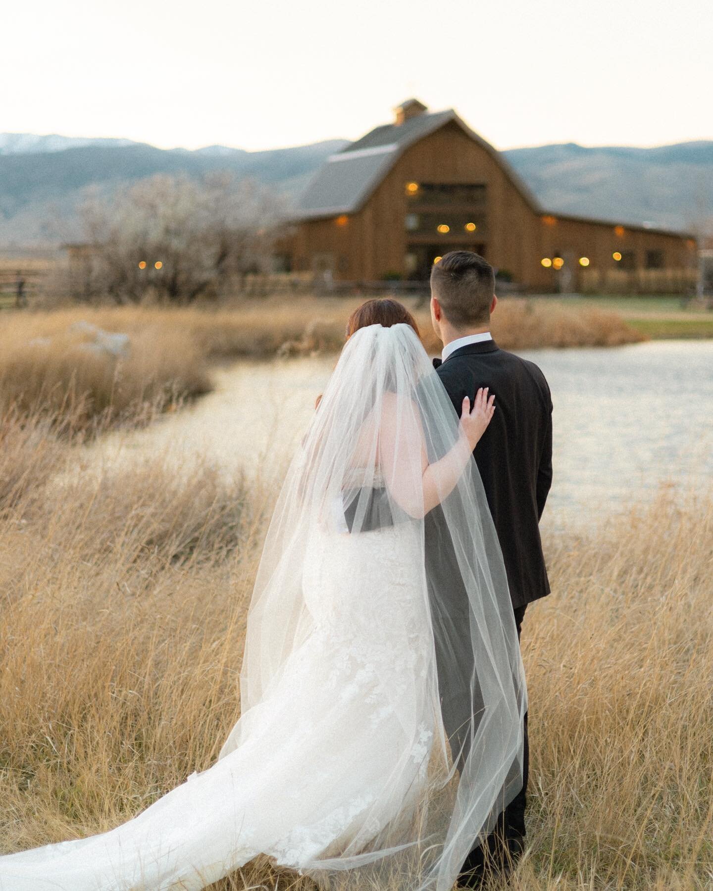 Dreamy November wedding day in Paradise Valley. 🫶🏼

Venue: @copperroseranch 
Hair &amp; Makeup: @ceremonybzn 
Dress: @allurebridals @bellevuebridal 
Coordinator: @myfanwy_long 
Cake: @sweetand_tarte 
Menswear: @generationtux 
Florals: @rooted.in.mt