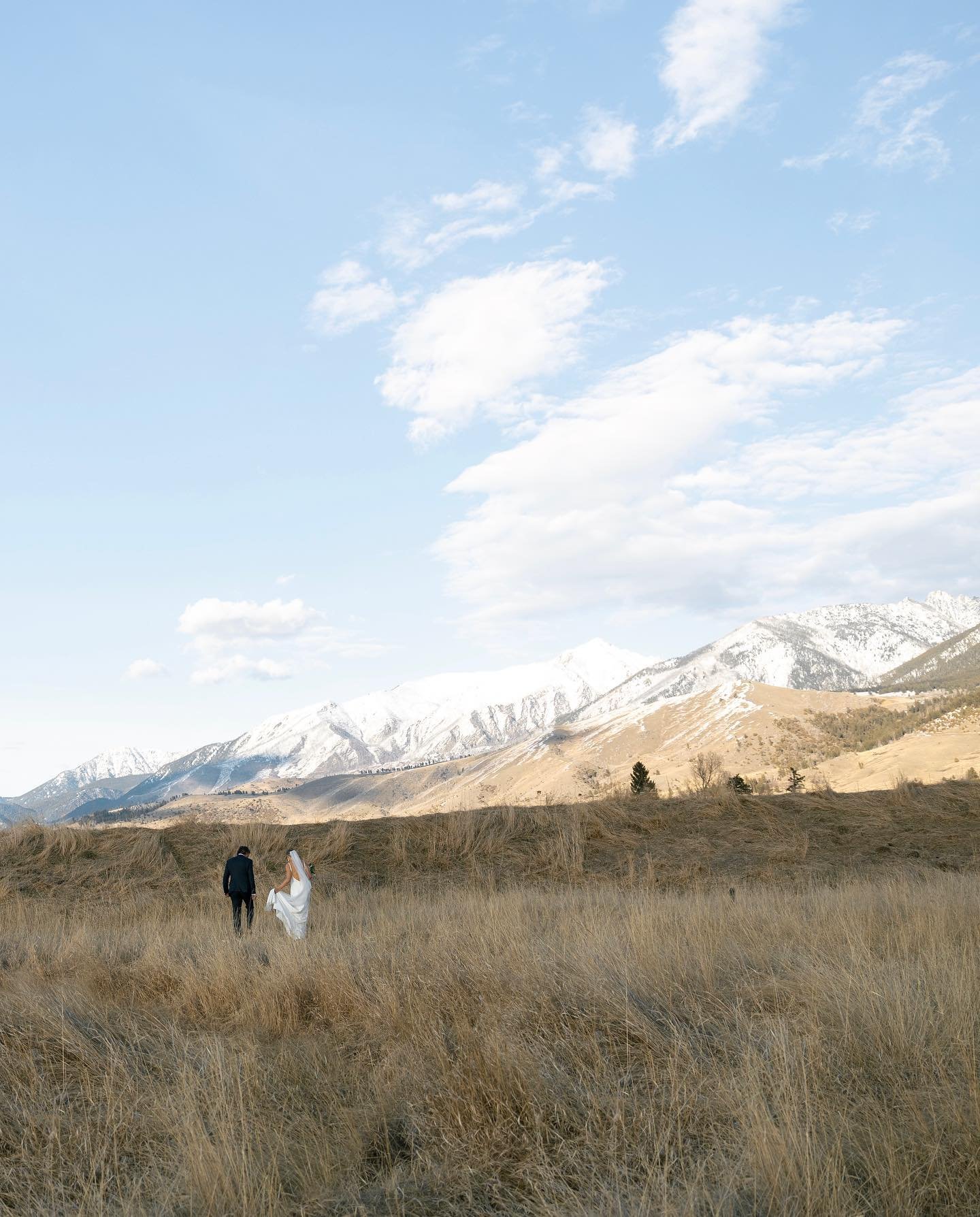 I had the absolute best time second shooting for @nateandjennyweddings 🤍✨

The details of this day were perfection. 

Venue: @copperroseranch 
Planning: @carefree_events 
Floral: @thewildblume 
Hair &amp; Makeup: @snatchedbyemily 
Bridal Gown: @aand