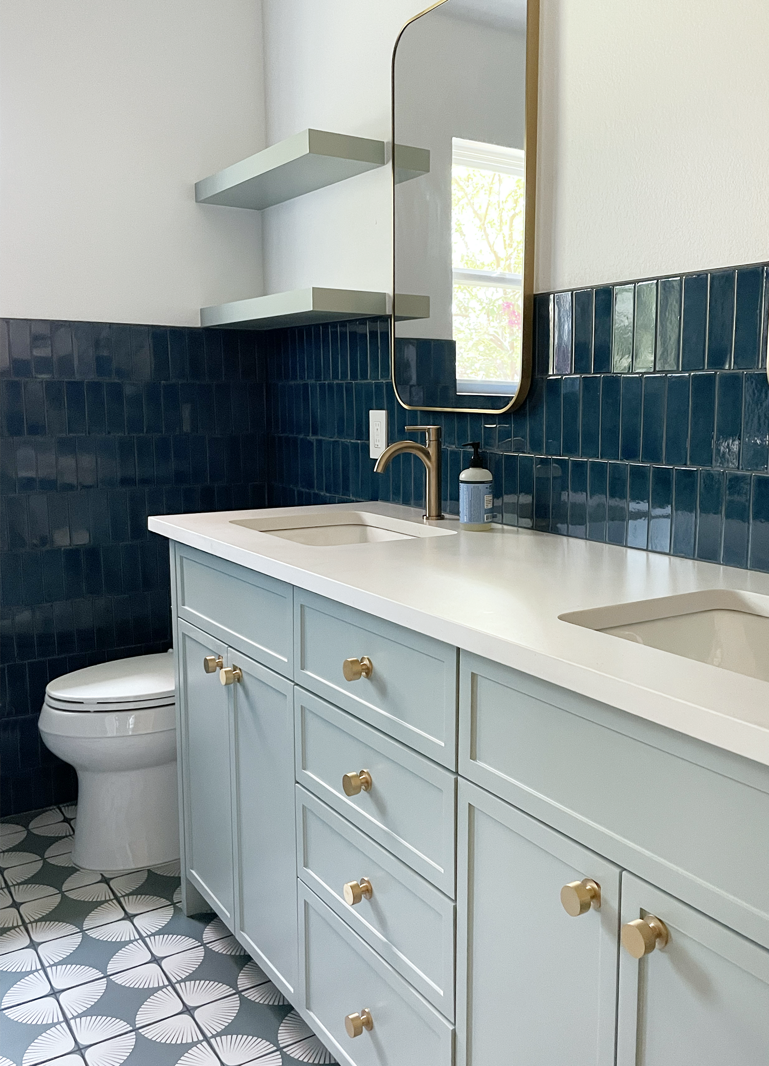 emblem-hall bath.png