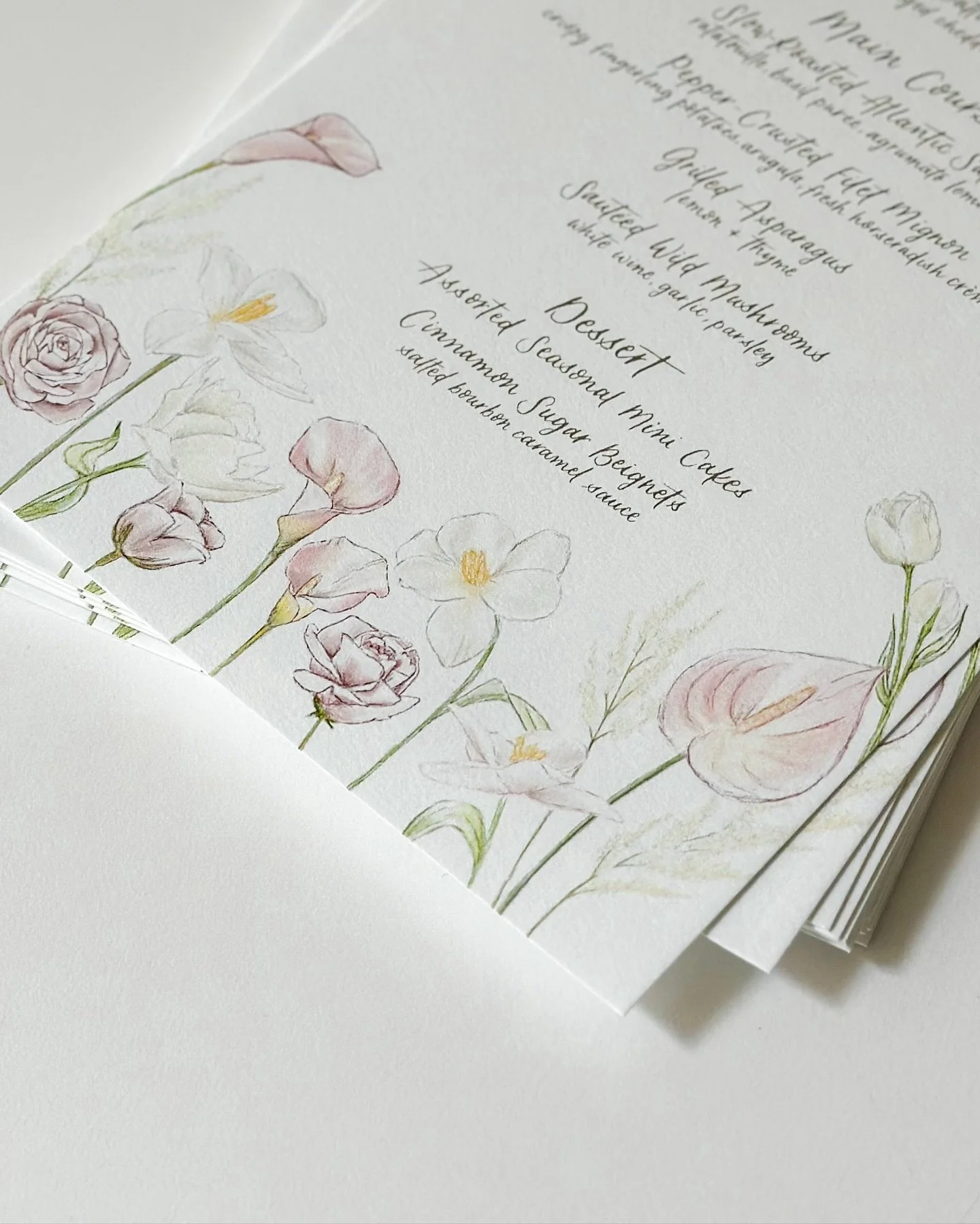 Custom floral illustrations by me on menus + place cards for a private event on the North Fork earlier this month🌷🌸🎨 

Swipe to see my assistant/art critic at work&hellip;