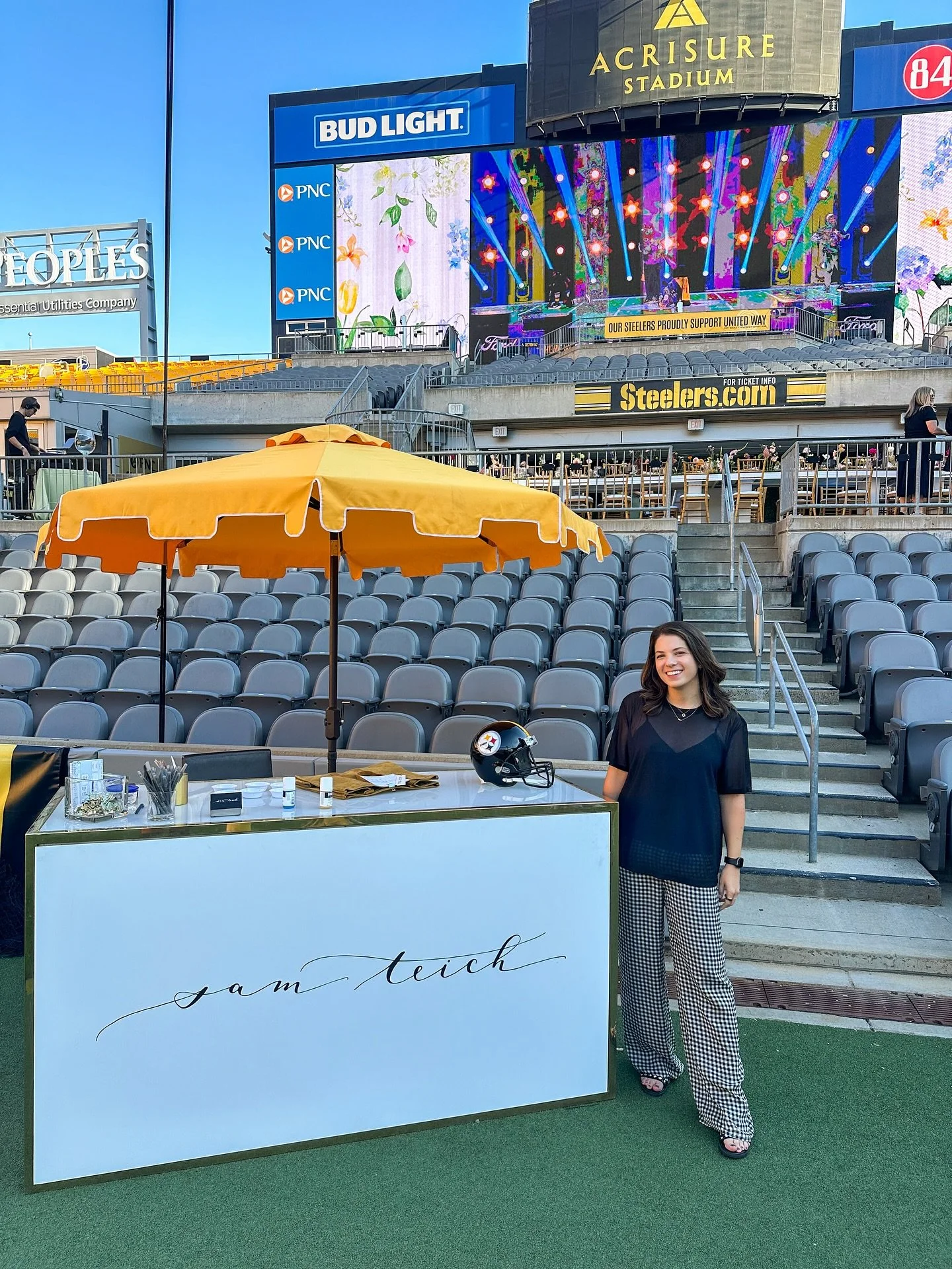 Steelers Ladies Night 2025 ✨

Such a joy to be back in Pittsburgh with the @steelers celebrating the new season!! I spent the evening on the field (!) hand painting these tote bags for all of the wives and girlfriends of the players and coaches ✍🏼 
