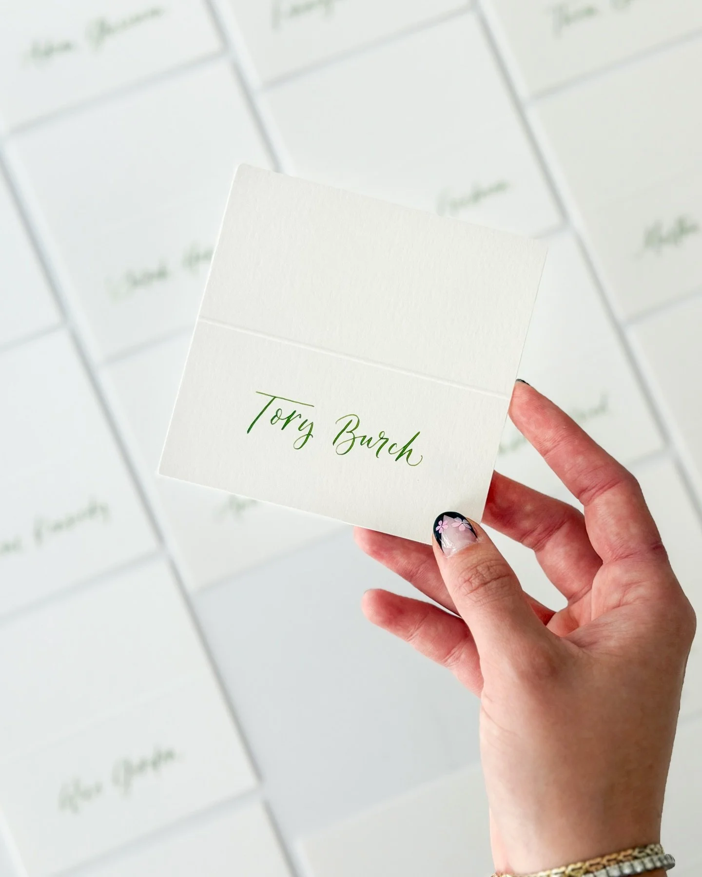 From my desk ➡️ @toryburchfoundation breakfast 🥐 

Swipe to see the full suite in action including hand-painted wavy borders on table numbers and a custom green ink to match the @toryburch Jardin D&rsquo;&Eacute;t&eacute; table linens (minus escort 