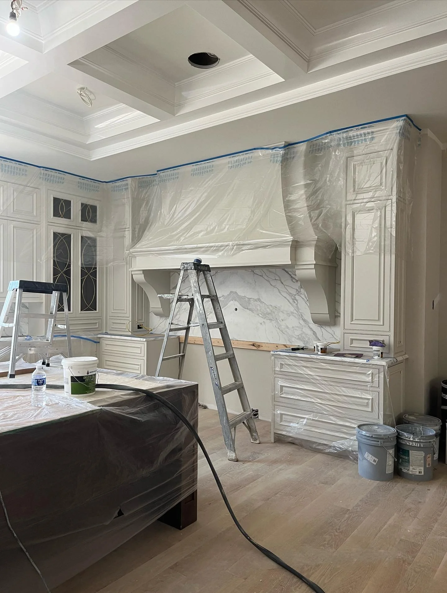 Pics from a big jobsite visit! Can’t wait to see this one done- it’s going to be gorgeous! 
.
Home by @hensleycustombuildinggroup 
.
.
.
#cincinnatikitchendesign #customcabinetry #interiordesign #kitchenandbath #kitchdesigner #customhomeb