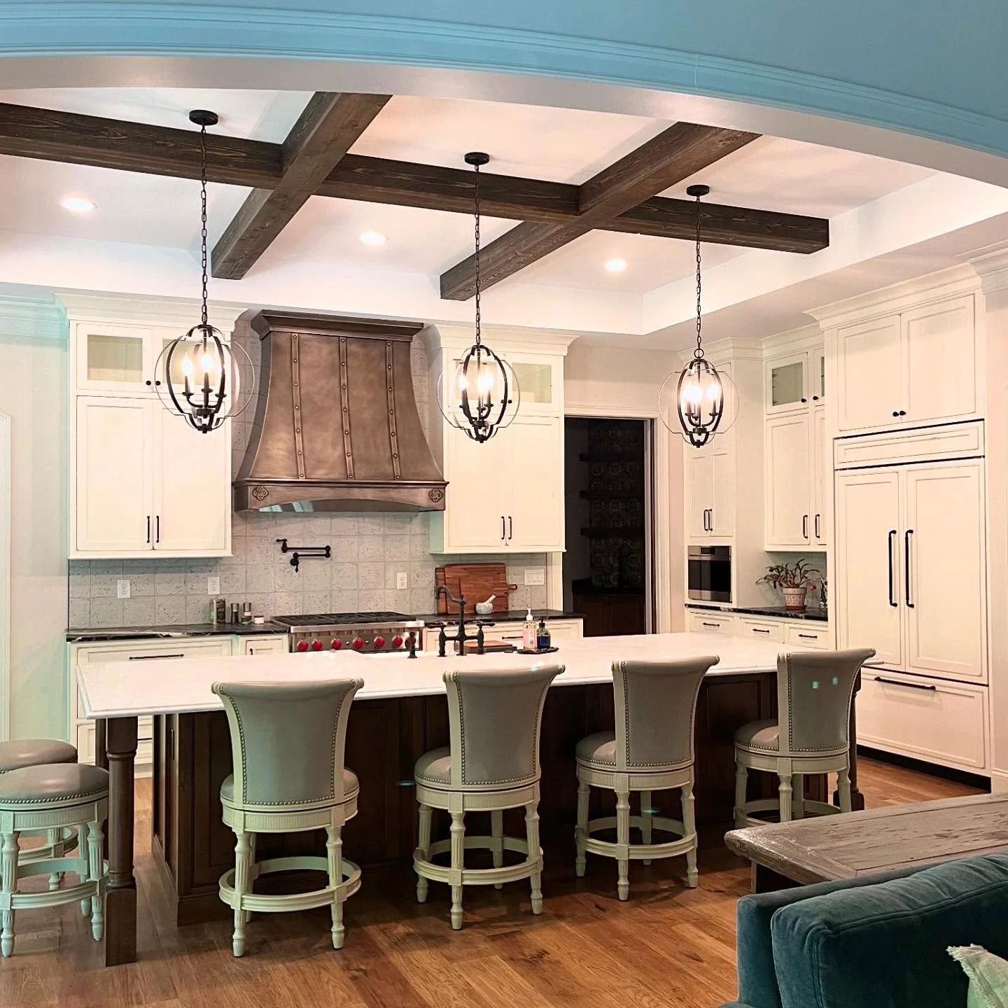 There are plenty of rustic elements and great details in this warm, farmhouse kitchen design by Lisa Fisher. π―
.
.
.
#Madisonhousecabinetry #cincinnati #designers #cincinnatidesigner #interiordesigner #cabinet #customcabinets #kitchenandbath #kitche