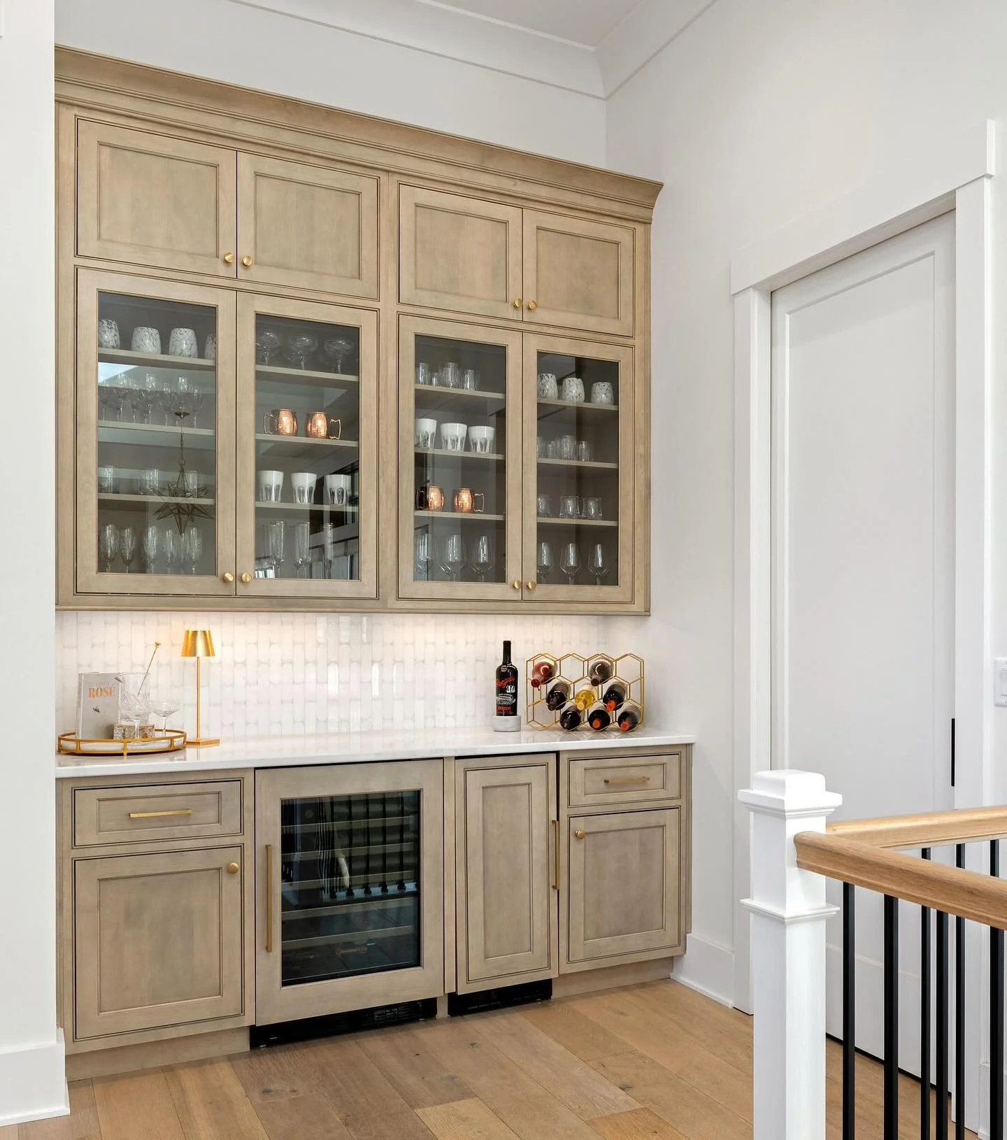 This home bar is located next to the great room … a convenient spot to make cocktails.  Design by Lisa Fisher and Amy Holt. πΈ
.
Photo by @grupenhof_photo
.
.
.
#Madisonhousecabinetry #cincinnati #designers #cincinnatidesigner #interiordesigne