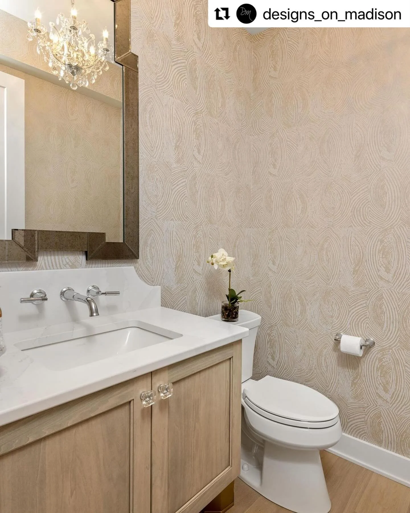 Designs by Lisa Fisher and Amy Holt
.
A lovely powder bathroom. β¨
.
Photo by @grupenhof_photo
.
.
.
#Madisonhousecabinetry #cincinnati #designers #cincinnatidesigner #interiordesigner #cabinet #customcabinets #kitchenandbath #kitchendesign #powderbat