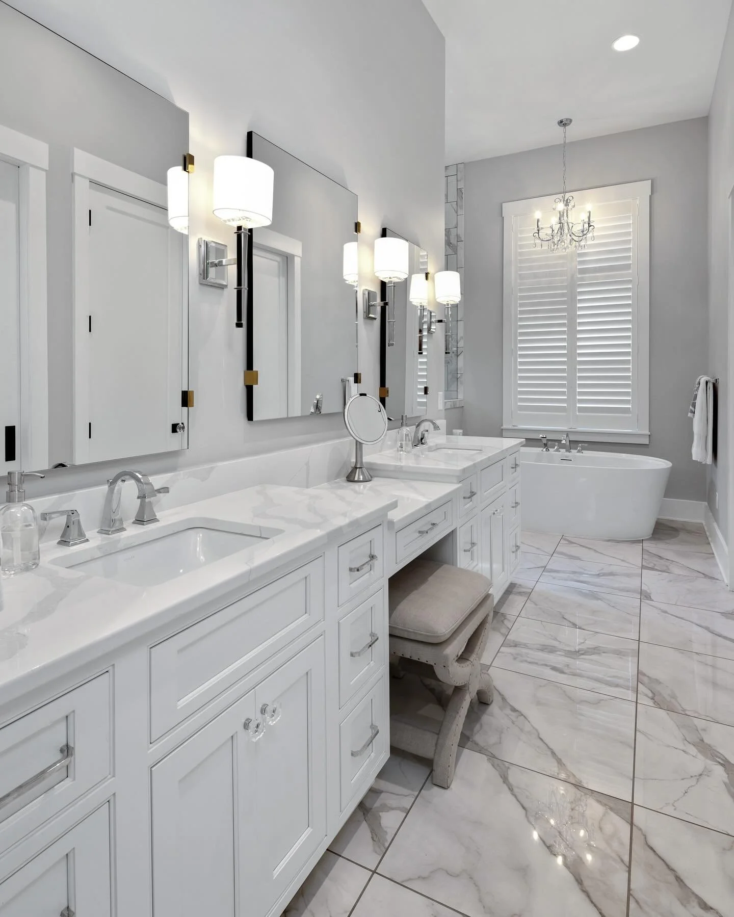 A luxurious master bathroom for pampering and self care.  Design by Lisa Fisher and Amy Holt. πͺ
.
Photo by @grupenhof_photo
.
.
.
#Madisonhousecabinetry #cincinnati #designers #cincinnatidesigner #interiordesigner #cabinet #customcabinets #kitchenan