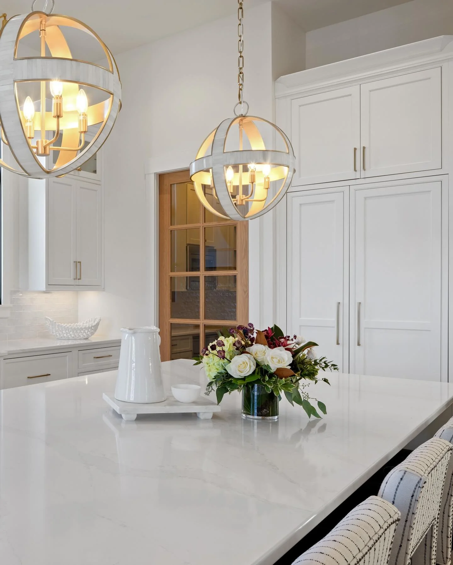 A closer look at some of the kitchen details … a paneled refrigerator that helps it blend in, a beautiful hood over the range and a peek inside the pantry.  Designs by Lisa Fisher and Amy Holt. π€
.
Photo by @grupenhof_photo
.
.
.
#Madisonhous