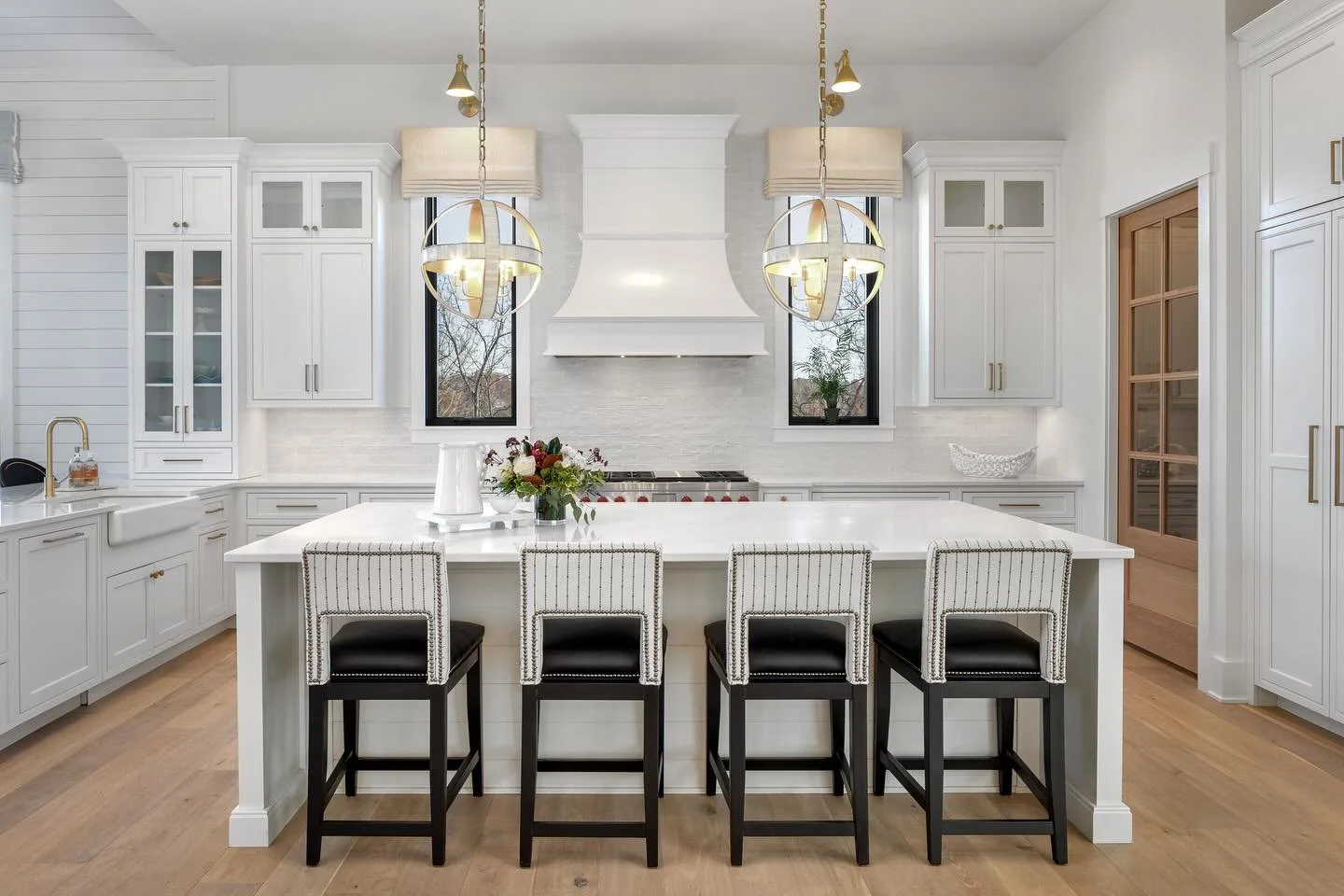 Gorgeous kitchen design by Lisa Fisher and Amy Holt. π
.
Photo by @grupenhof_photo
.
.
.
#madisonhousecabinetry #cincinnati #designers #cincinnatidesigner #interiordesigner #cabinet #customcabinets #kitchenandbath #kitchendesign