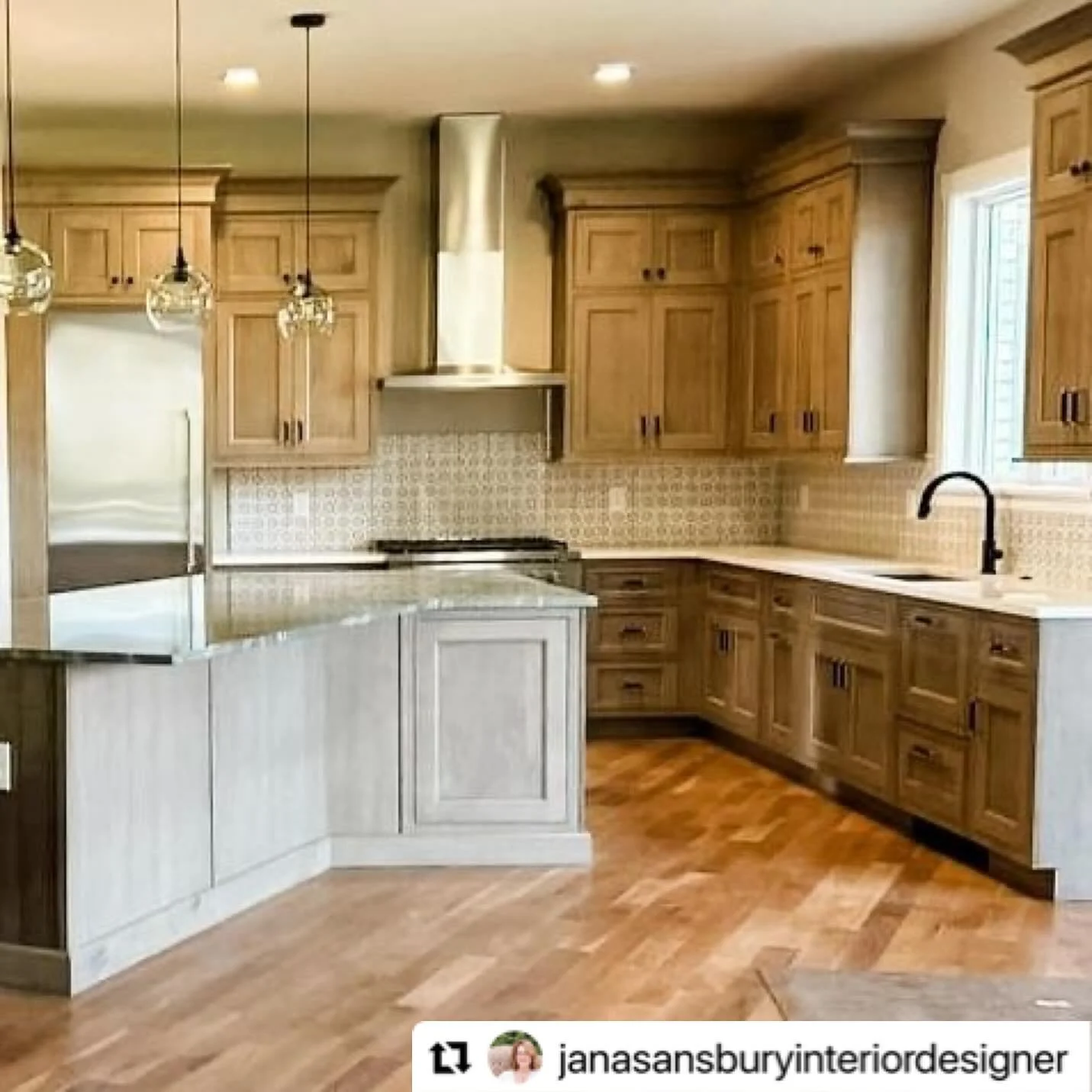 Check out this beautiful custom kitchen by a collaboration of designers Pam Monk and Jana Sansbury. π€©
.
.
.
#Madisonhousecabinetry #cincinnati #designers #cincinnatidesigner #interiordesigner #cabinet #customcabinets #kitchenandbath #kitchendesign