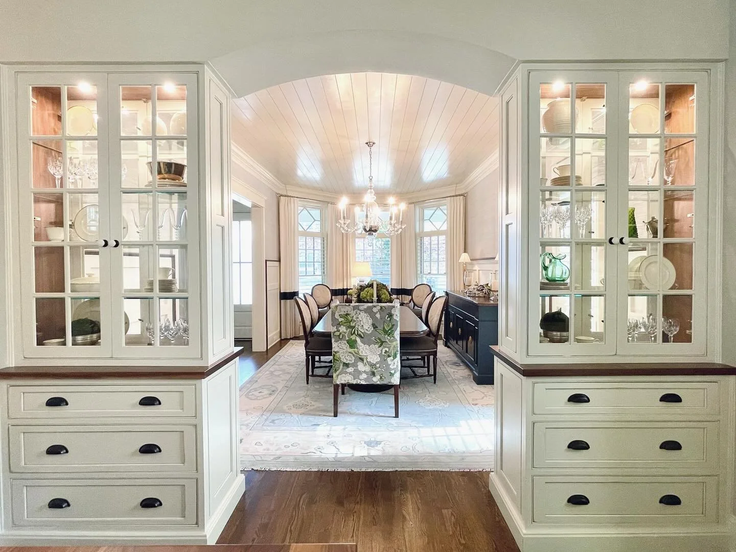 This stunning cabinetry leading into the dining room offers a beautiful display of fine china and family heirlooms. π½οΈ
.
Designs by Lisa Fisher & Amy Holt
.
.
.
#Madisonhousecabinetry #cincinnati #designers #cincinnatidesigner #interiordesigner