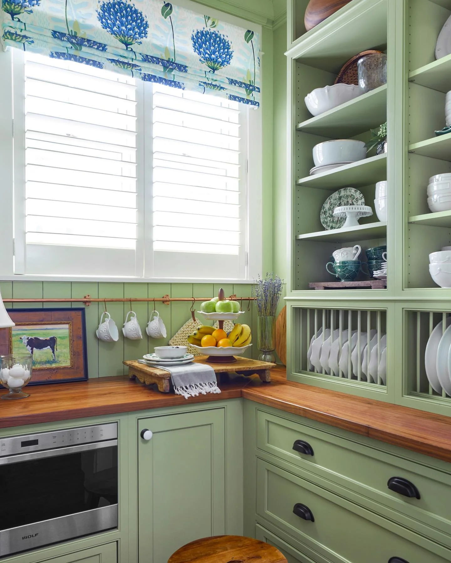 A peak into the butler’s pantry. π
.
Designs by Lisa Fisher
.
Photo by @sophisticatedlivingcincy 
.
.
.
#Madisonhousecabinetry #cincinnati #designers #cincinnatidesigner #interiordesigner #cabinet #customcabinets #kitchenandbath #kitchendesign