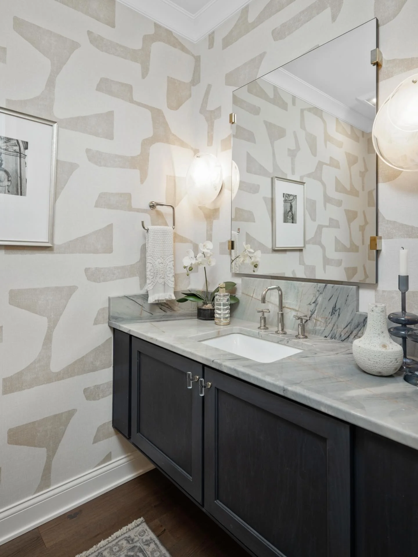 Powder room perfection! Love how this floating cabinet offers ample storage but still looks pretty cool! 
.
.
.
#cincinnaticabinetdesign #customcabinetry #transitionaldesign