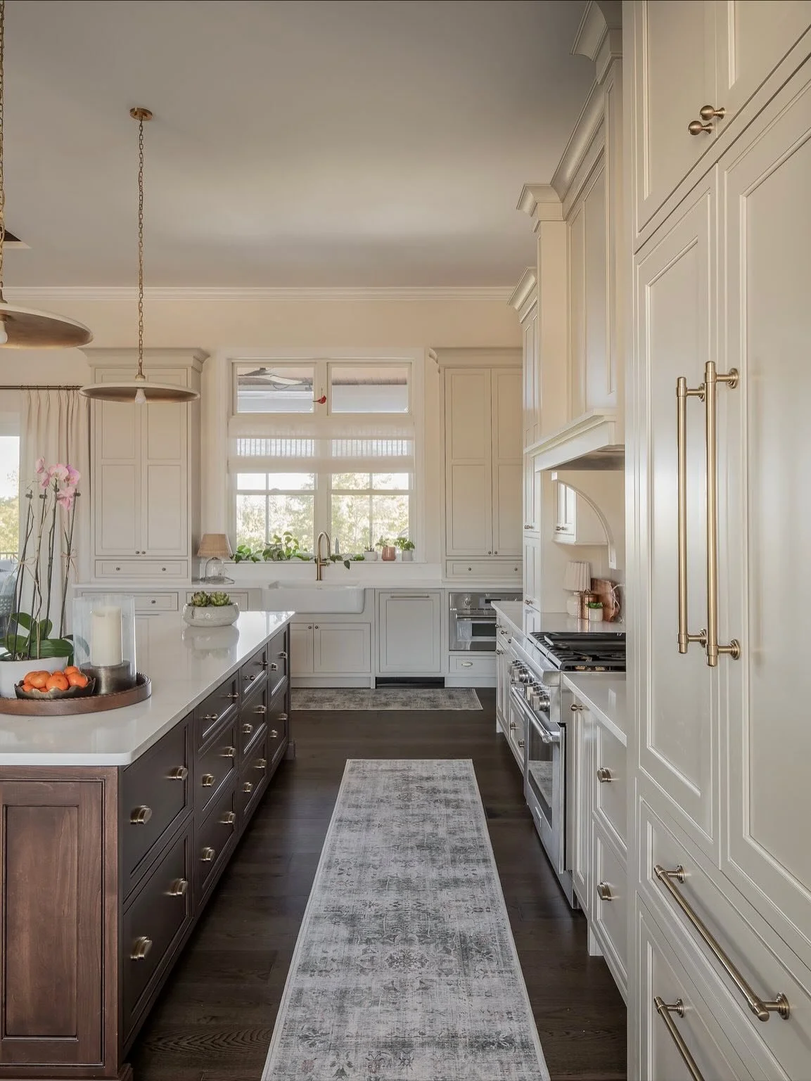 Soft, classic, and warm! This kitchen is both warm and inviting but brings so much sophistication to the space! 
.
.
.
#cincinnaticustomcabinetry #kitchendesıgn #kitchenandbath #traditionaldesign