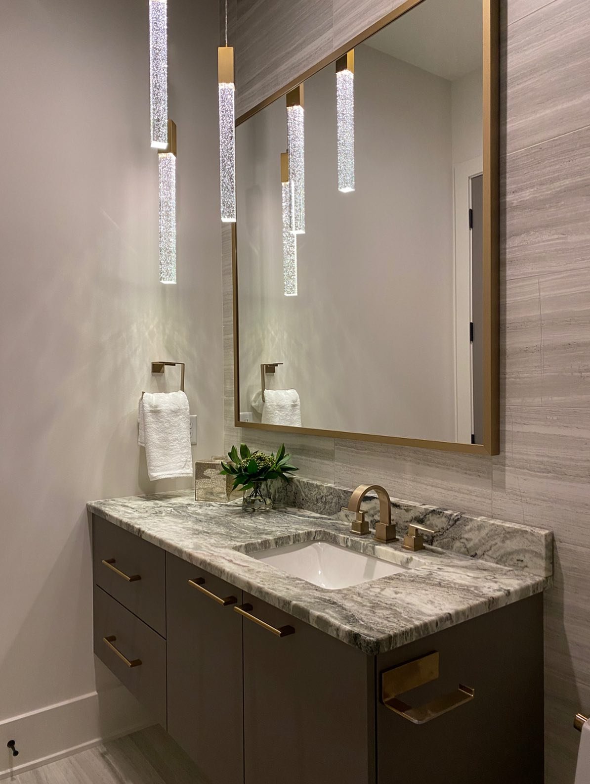 Clean lines, contemporary finishes, and a touch of sparkle - this modern bathroom was designed for function and style ✨
.
Home by @hensleycustombuildinggroup 
.
.
.
#cincinnaticabinets #bathroomdesigns #customcabinetry #finishedproduct #powderroom #c