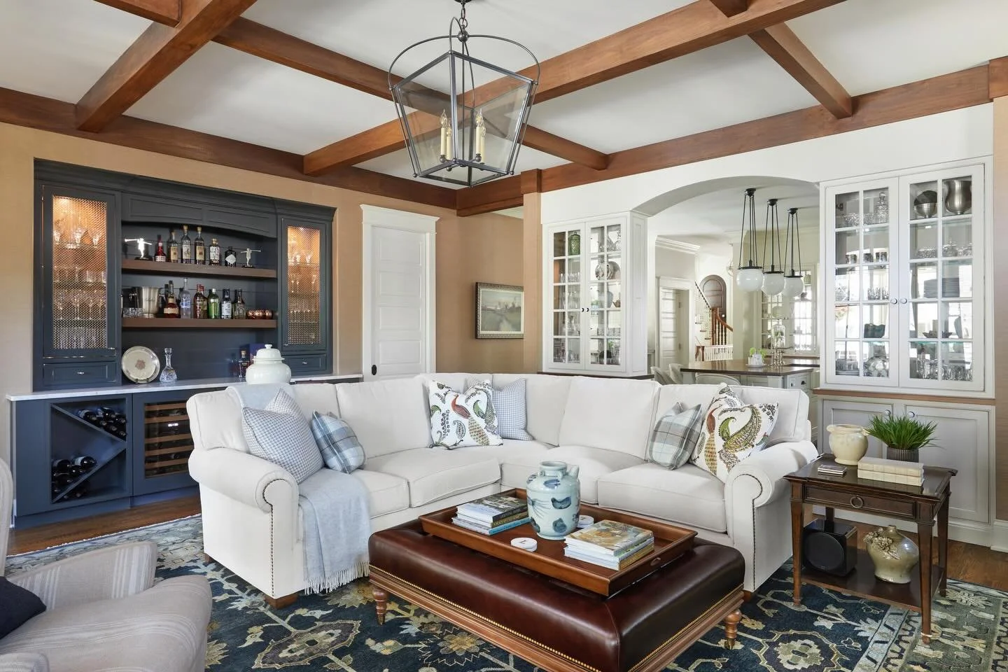 This stunning living room comes with a built-in bar in the most stunning blue and custom china cabinet that&rsquo;s visible from both the living room and kitchen creating the coziest space!
.
.
.
#cincinnaticustomcabinetry #traditionalinteriors #popo
