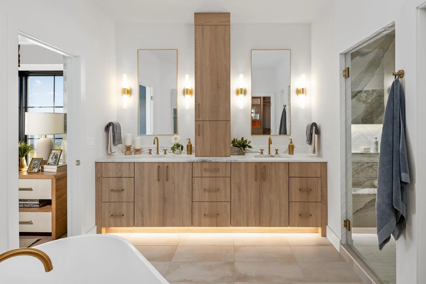 What an absolute stunner of a master bathroom! Gotta say - think we&rsquo;ll be dreaming about this one for a long time! The light wood TFL is warm yet totally sleek and modern and we couldn&rsquo;t be more obsessed! 
.
.
.
#cincinnaticustomcabinetry