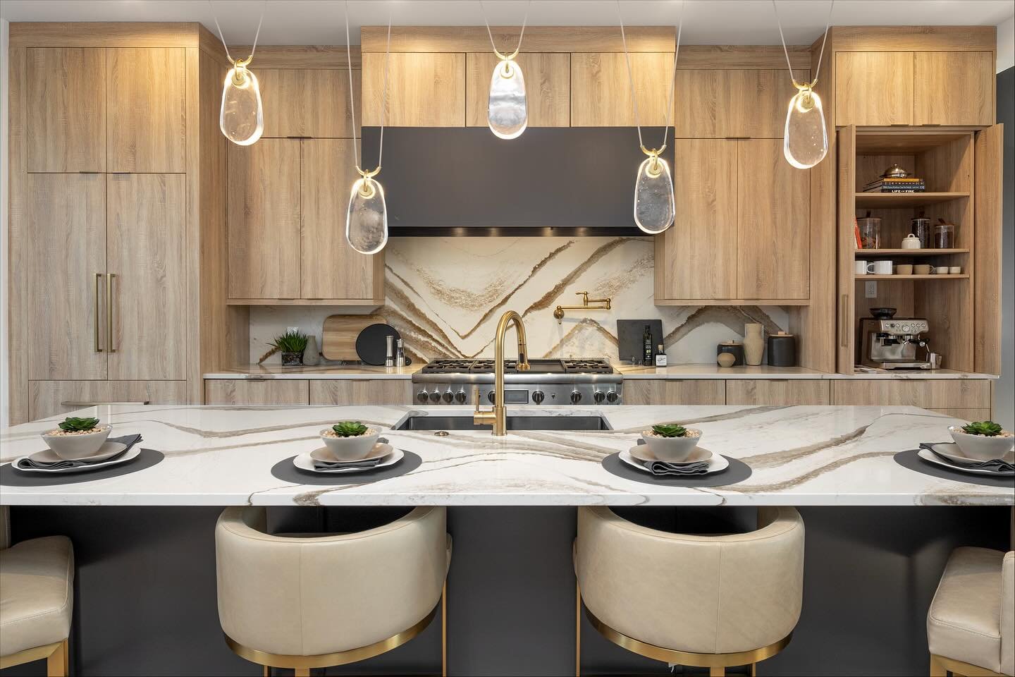 Where modern luxury in our metropolitan doors meets natural warmth in this warm toned TFL. Every detail in this kitchen was designed for both function and beauty! 
.
.
.
#cincinnaticustomcabinetry #cabinetdesign #kitchendesigns #customcabinetry #cust