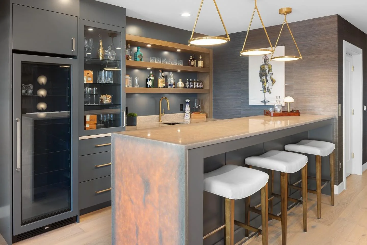 Who doesn&rsquo;t love a lit up bar? Such a cool area for entertaining - dark and moody, great lighting, and ample display make for a fun vibe 🥃
.
.
.
#cincinnaticustomcabinetry #bardesign #transitionaldesign #customcabinets