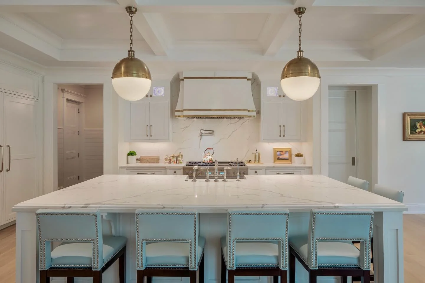 Soft and timeless! Loving the classic look of this all white kitchen with beautiful brass accents!