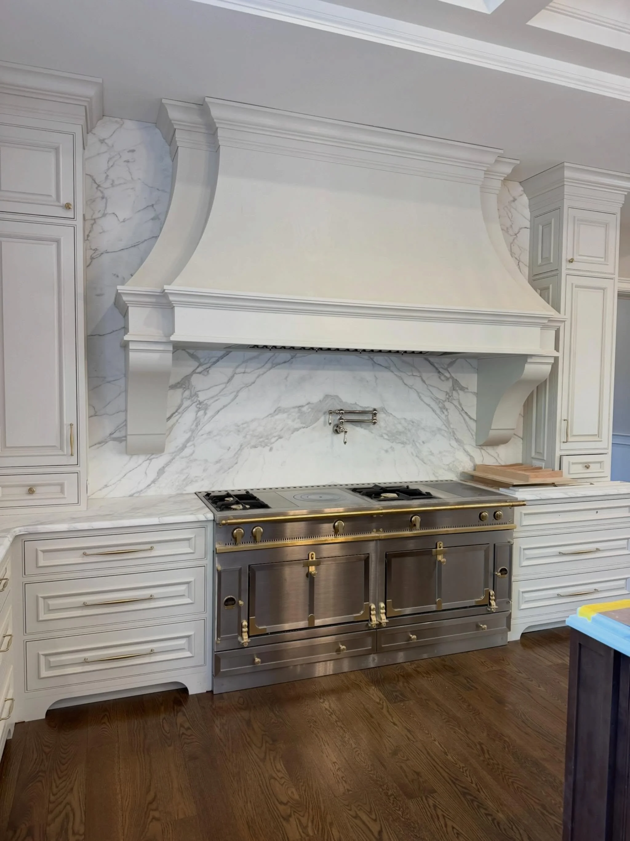 Now that&rsquo;s a range wall! Absolutely drooling over this hood, splash and well just about all of it! 

#kitchendesıgn #customcabinets #traditionaldesign #rangewall #lacornue
