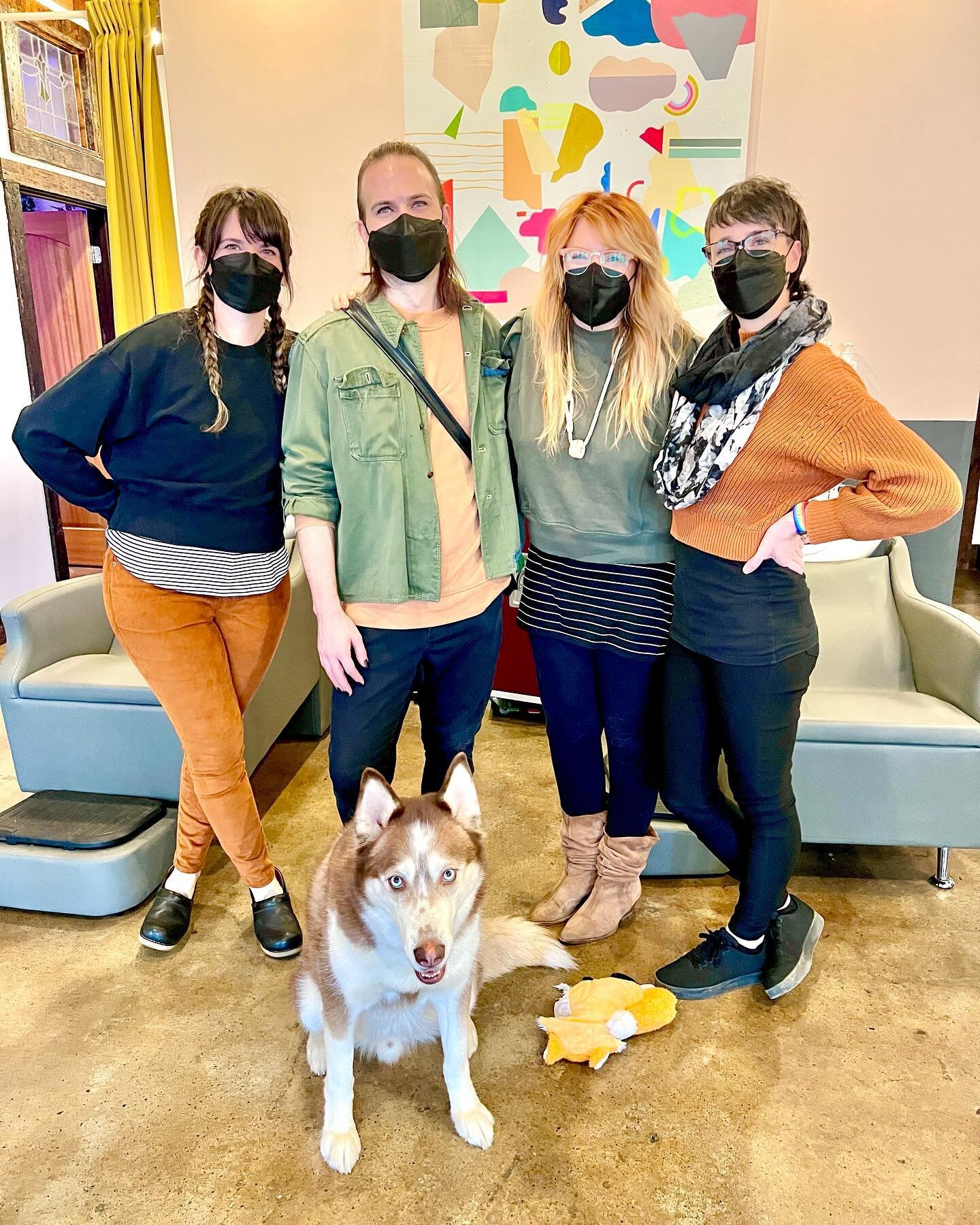 Days like these&hellip;our breaks and days off align so we gab away, play with our shop dog Donut and snap pics! 

#heyday #heydaysalon #heydaypdx #huskylove #shopdog #breaktime #pdx #pnw #neportlandneighborhood #nepdx #neportlandsalons #saferspaces 