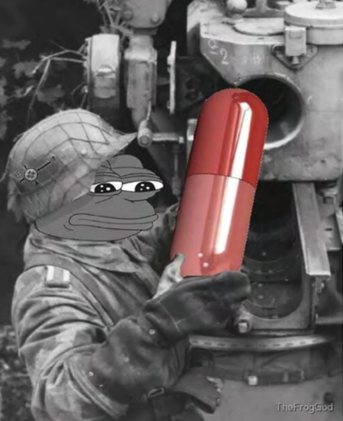 Schwarz-weißes Bild eines Soldaten aus dem Zweiten Weltkrieg, dessen Gesicht durch Pepe the Frog ersetzt wurde. Der Soldat hält ein großes rot glänzendes pillenförmiges Objekt in der Hand, als visuelle Anspielung auf die Red-Pill-Metapher.
