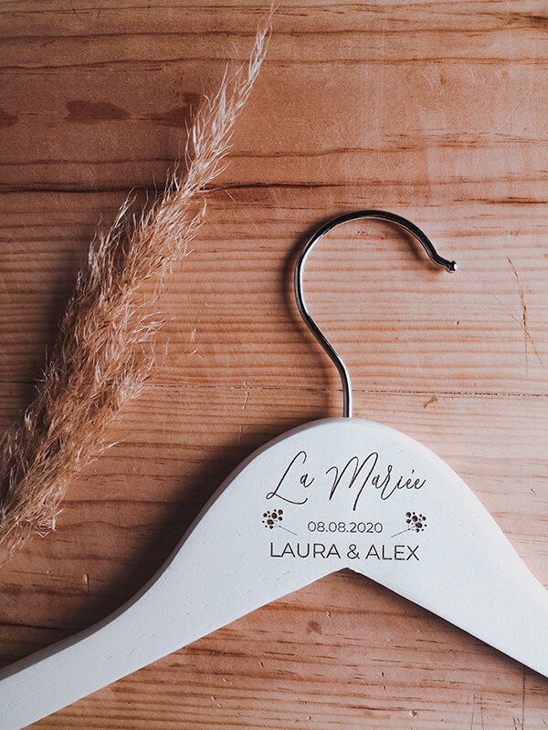 Cintre en bois personnalisé avec vos prénoms pour votre mariage — Les  Spirales d'Elise