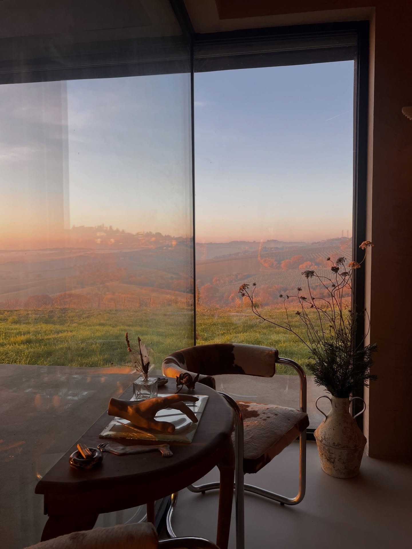 Unfiltered light during this gorgeous autumn we are having here in central #italy. Everyday I&rsquo;m taken by the colorful scenery which slowly is turning towards winter hues. #agradolce #casasulchiaro