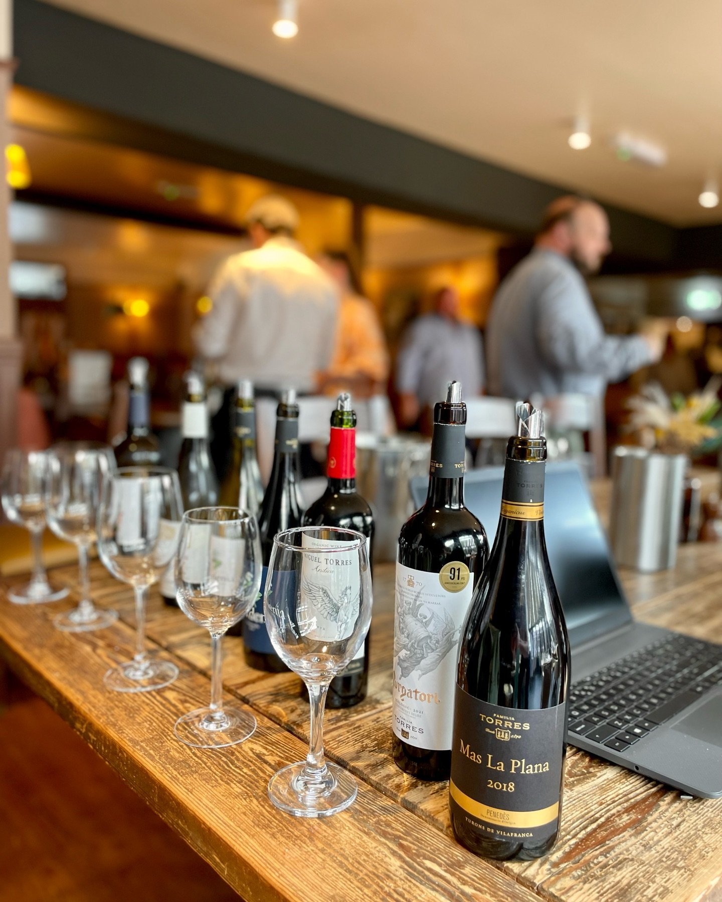 I was slightly distracted leaving my meeting at the @thefeathersholt today! 

When leaving I bumped in the brilliant Toby from @petergrahamwines doing a staff tasting with the beautiful wines and team from @familiatorreswines. 

When you next get the