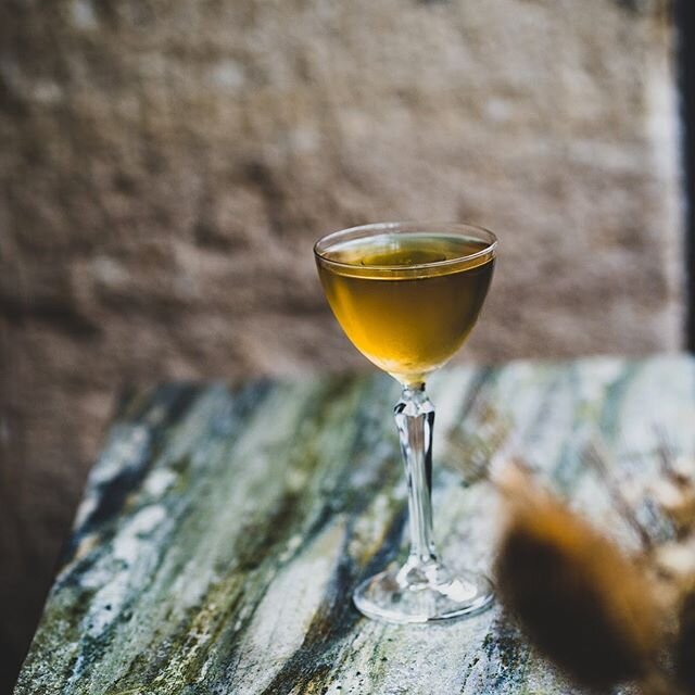 our version of a manhattan 🍸
rye whiskey, myrtle liquor, chocolate bitters, olive oil &amp; fleur de sel
.
.
.
📷 @pics_by_joris
🍸 @hortenciel_billy