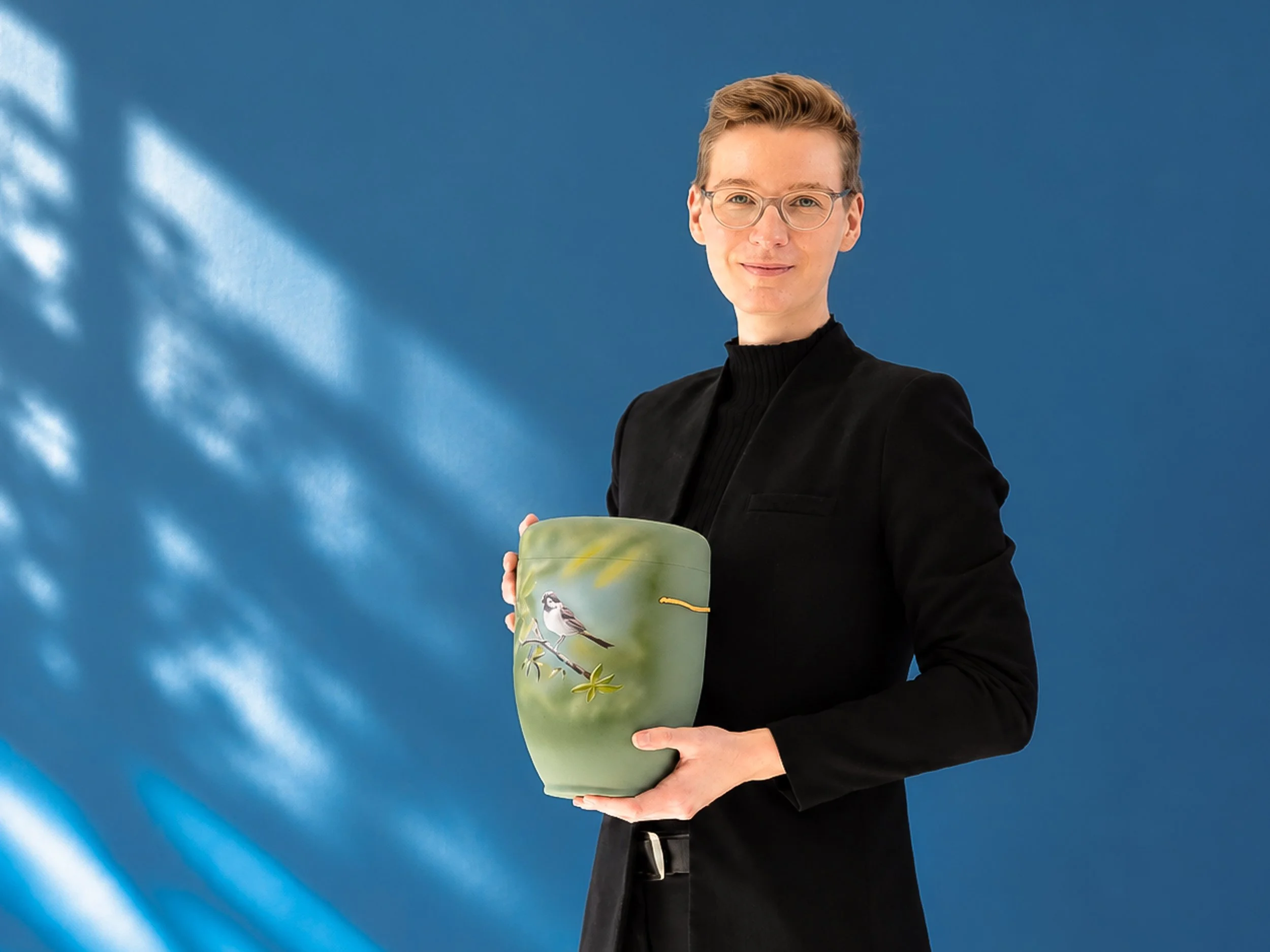 Elegantes Porträt mit grünem Vogelurnen-Gefäß.jpg