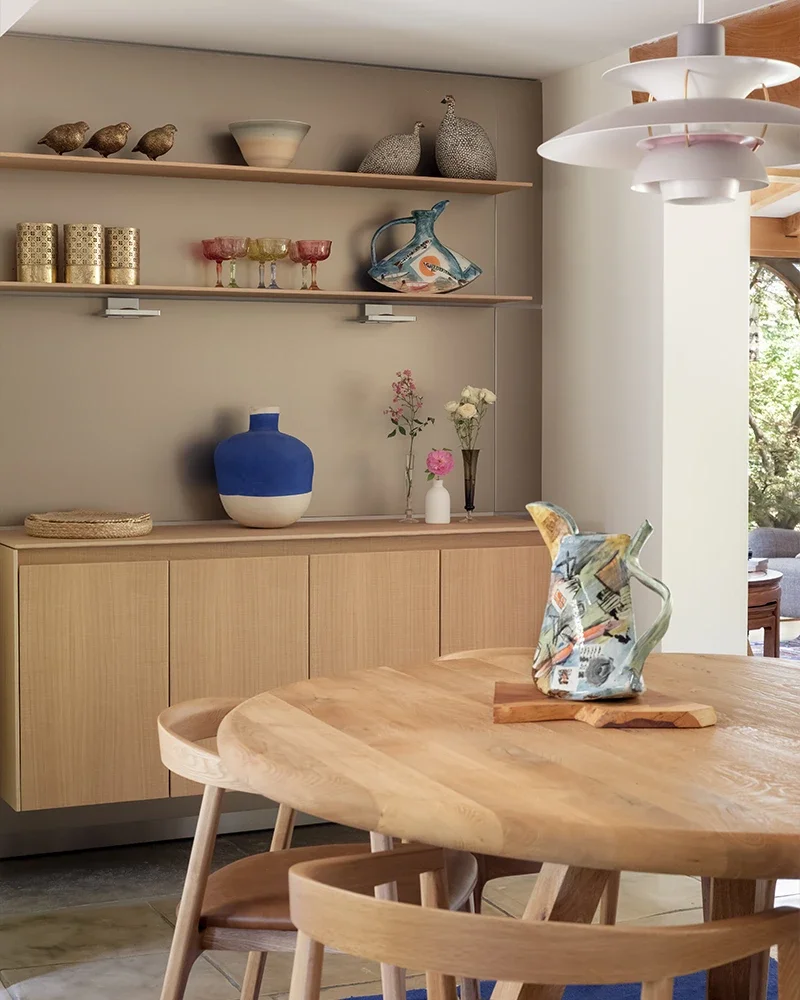 Dining area with light oak bulthaup furniture and open shelving