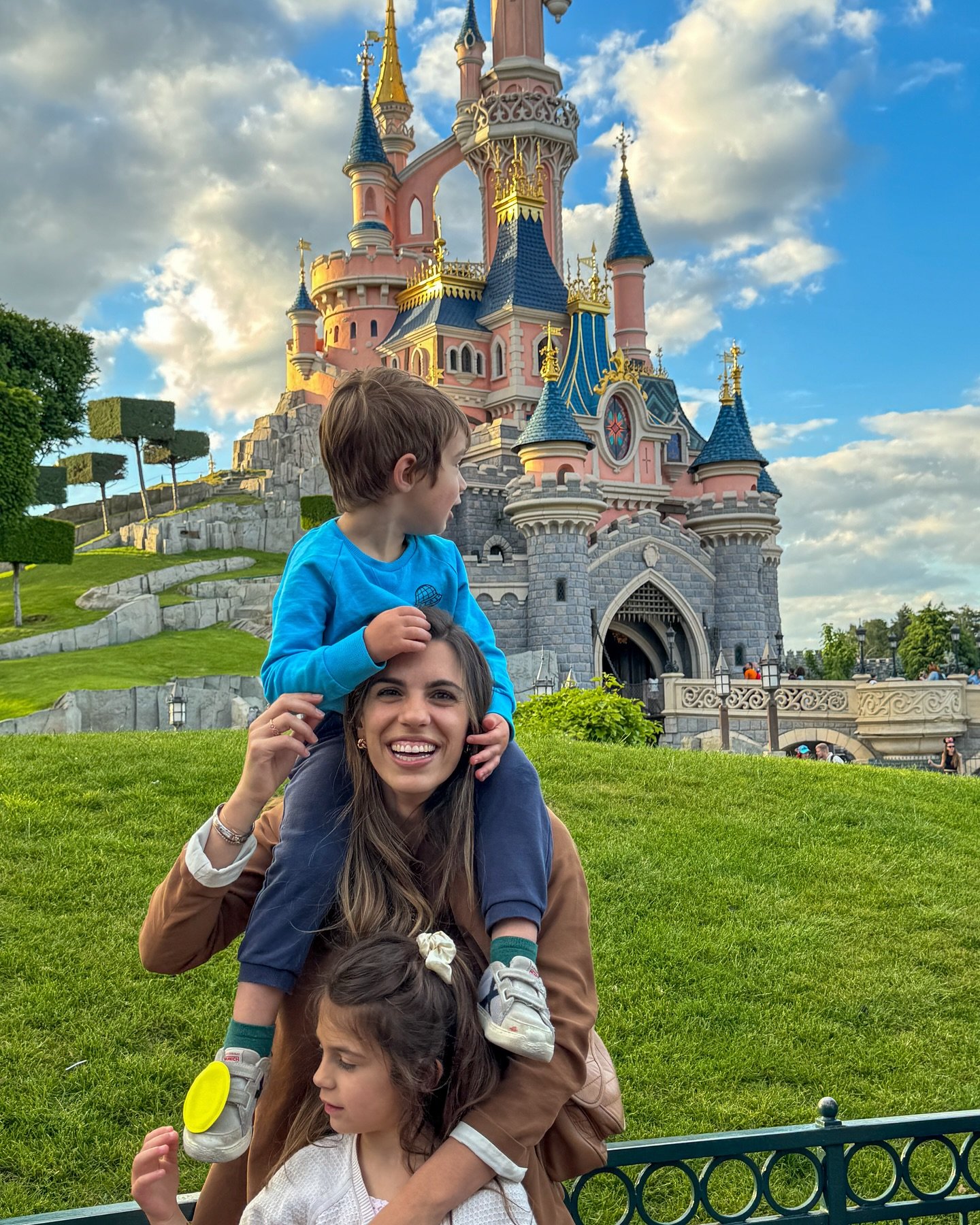 If you can dream it, you can do it 💫

S&igrave;, &egrave; questo il posto pi&ugrave; magico del mondo. 

Dove mamma Eli ha pianto tutto il tempo mentre guardava il re leone, Alisea ha voluto mettersi il vestito di Belle per cenare e Elan non vedeva 