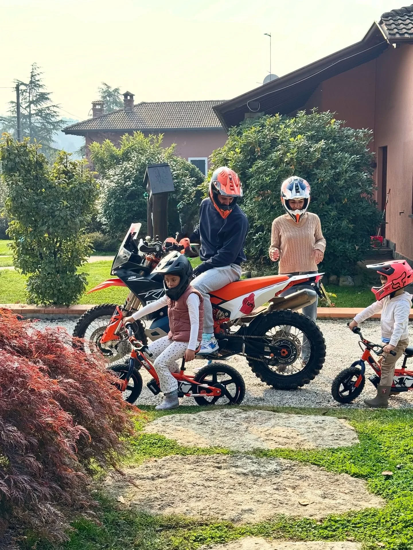 Cucinando, guidando, cavalcando, biciclettando 😎
Inizio ottobre 🫶🏻

#familymoments 
#october 
#camerarolldump