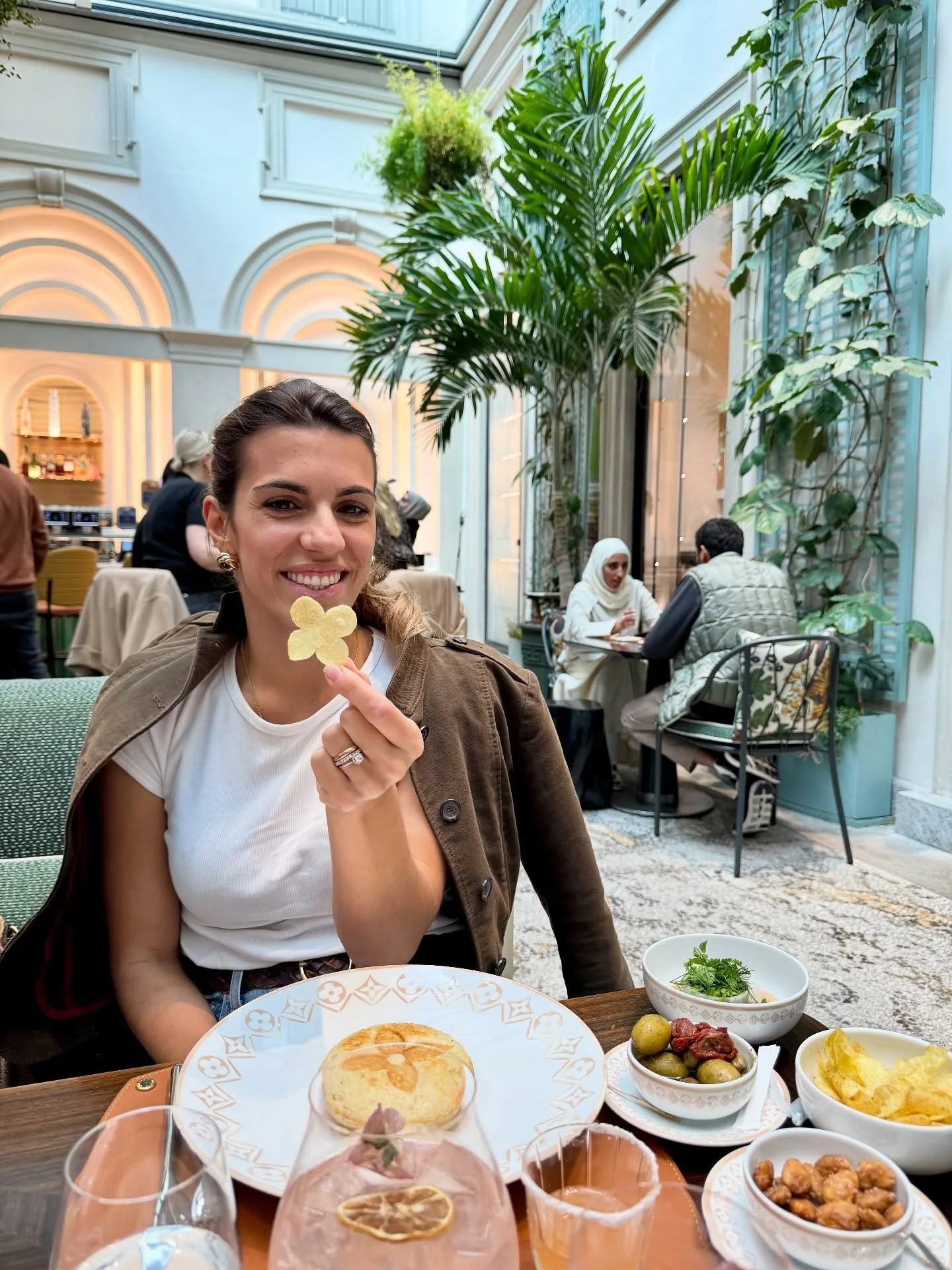 Quando ti dicono che quel posto lo devi assolutamente provare 😎
Pranzo da Louis Vuitton Caf&egrave; by DaVittorio 
Per me Toast Monogram con prosciutto cotto, formaggio e tartufo e s&igrave;, cocktail anche a pranzo 🍸 

#pranzoamilano