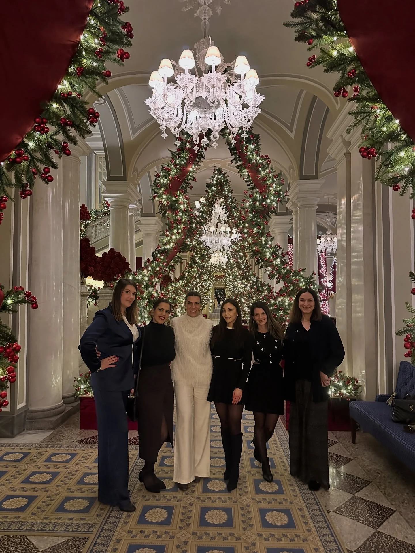 Girls night out 🫶🏻✨

L&rsquo;appuntamento fisso di dicembre &egrave; la Greenhouse a @villadestelakecomo con le mie amiche ❤️

Sono sempre belli questi momenti 🥹

#girlsnightout 
#spicegirls