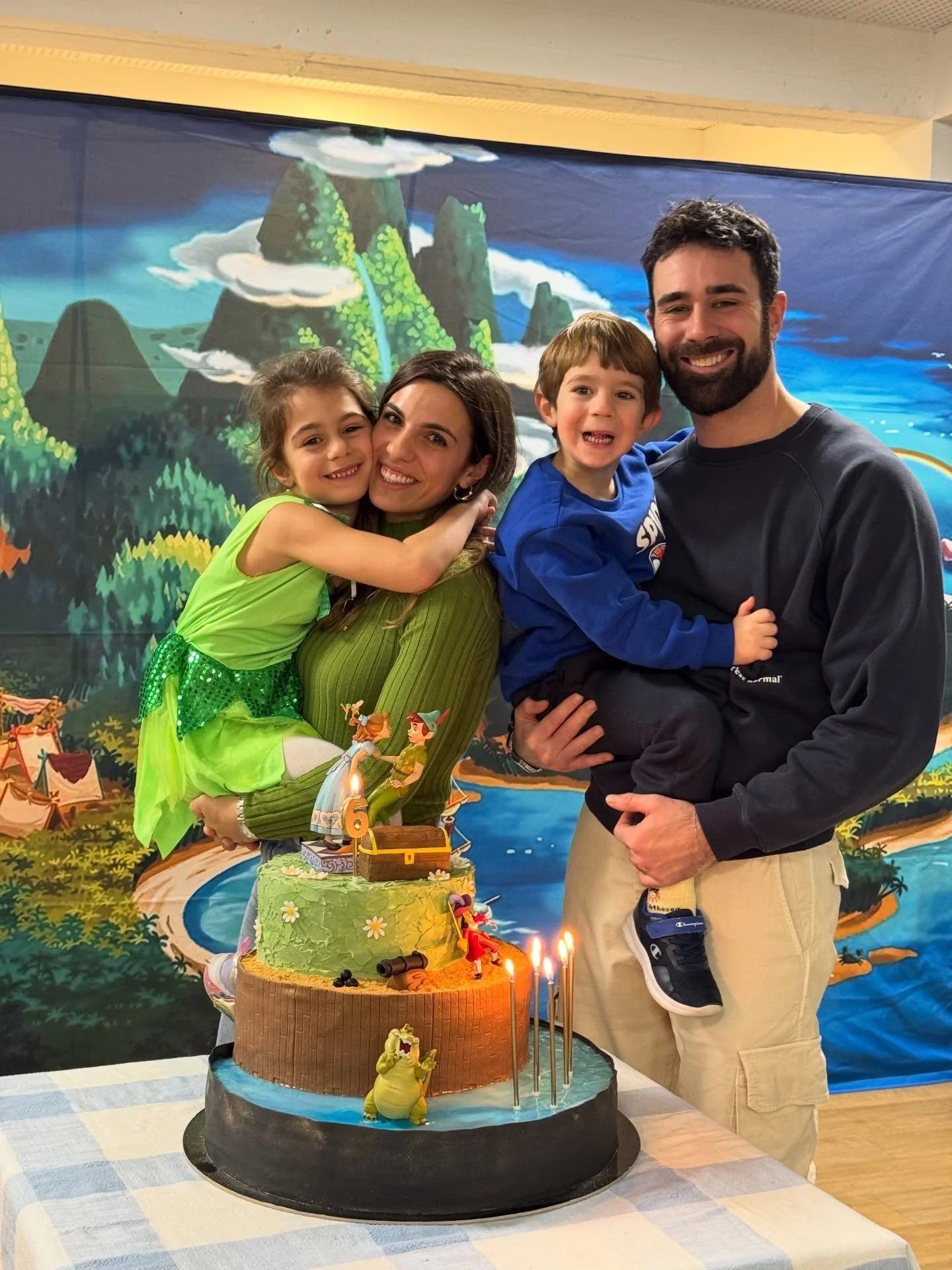 Grazie mille a tutti per gli auguri ✨
Oggi la mia Alisea ha fatto 6 anni, una piccola maggiorenne insomma&hellip; quante cose iniziano a 6 anni? Incredibile.
Tanti auguri piccola mia, ti vogliamo tanto bene 

#6yearsold 
#peterpan
#peterpanparty