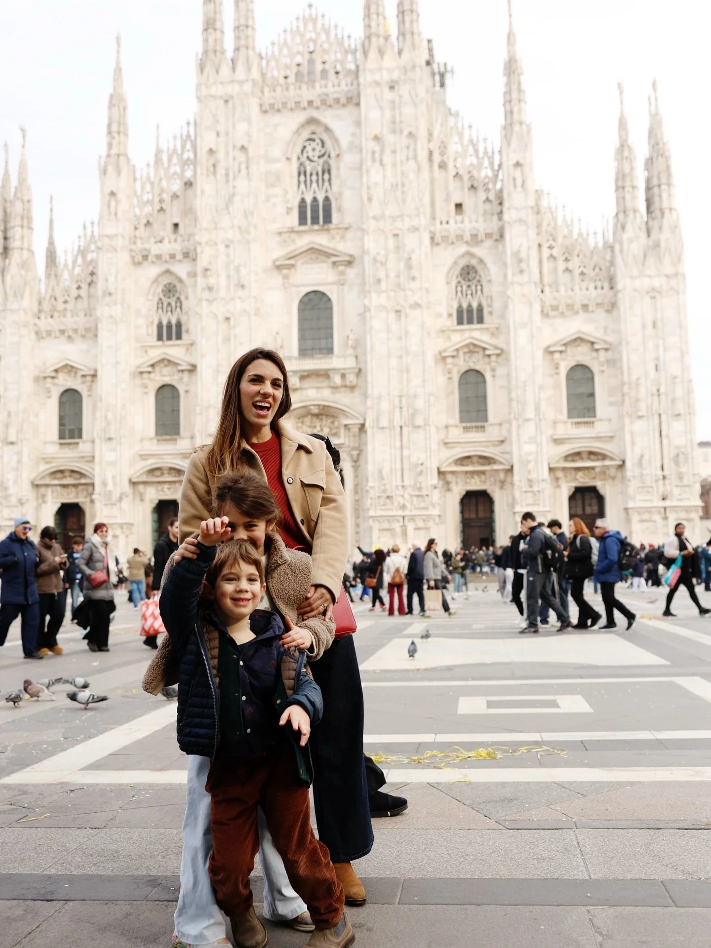 Una domenica mattina a Milano 

🚂 Elan che bramava di andare sul tram e che socializza con qualsiasi cagnolino 
👗 Alisea innamorata delle vetrine 
E tutti che non vedevano l&rsquo;ora di provare il Brunch di @marchesi1824 🥰 Bello, vale assolutamen