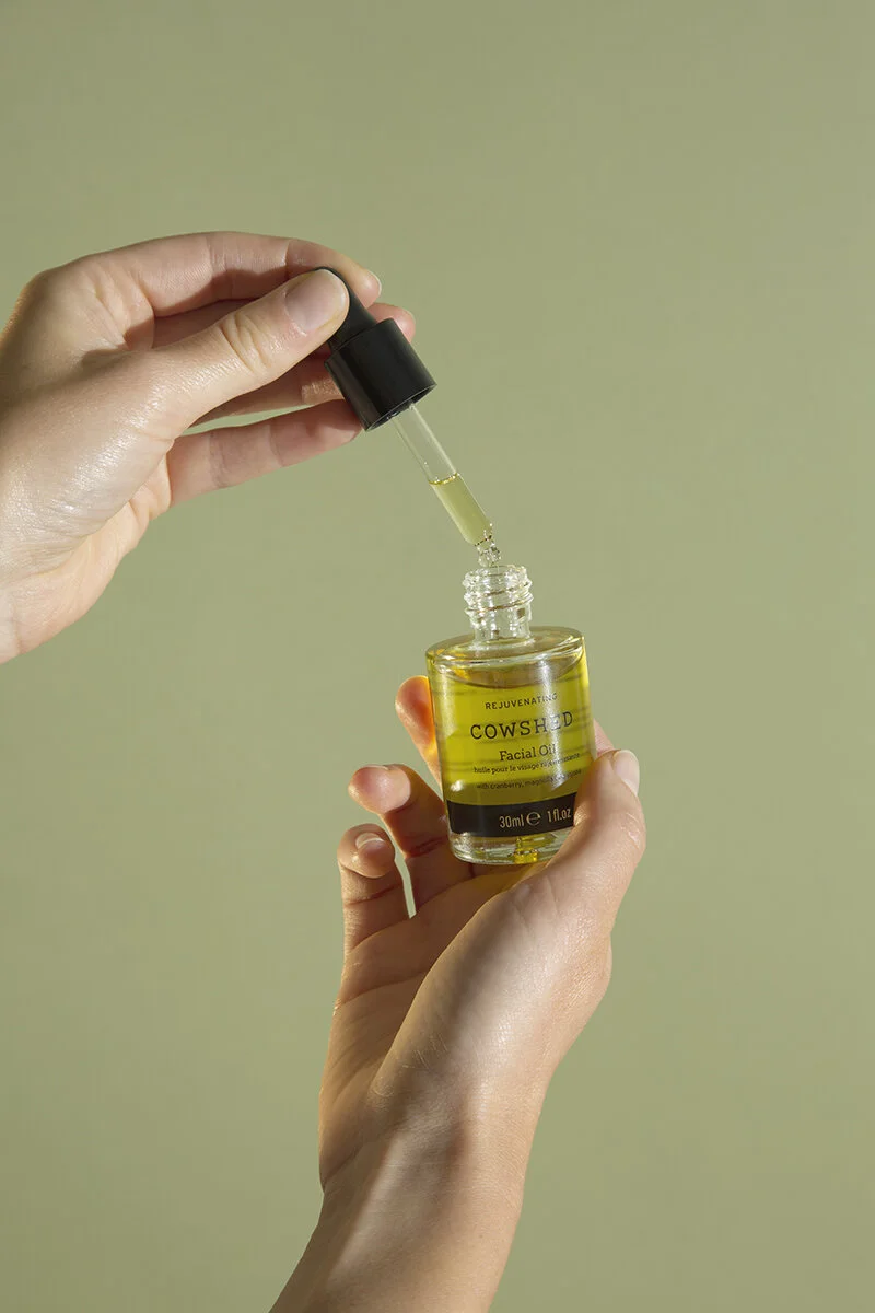 Skincare_Models_8_Hand_HoldingOil_00025.jpg