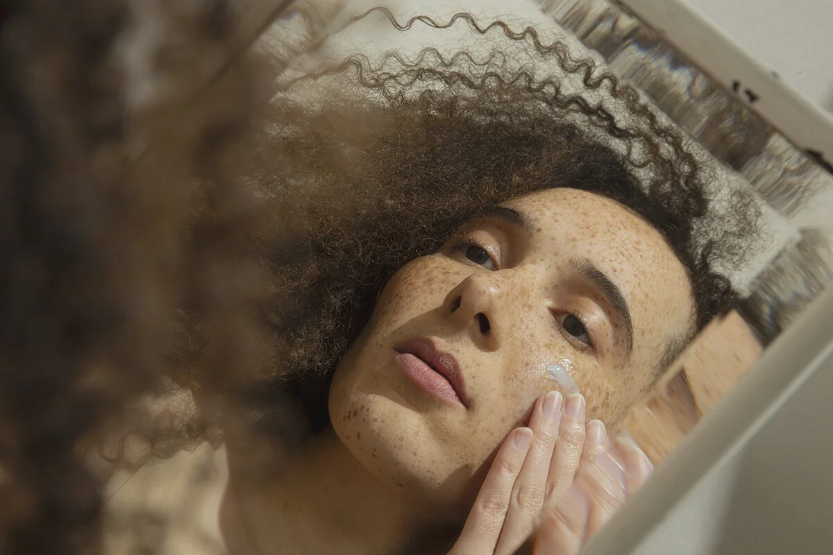 Skincare_Models_11_BodyFace_Mirror_00016.jpg