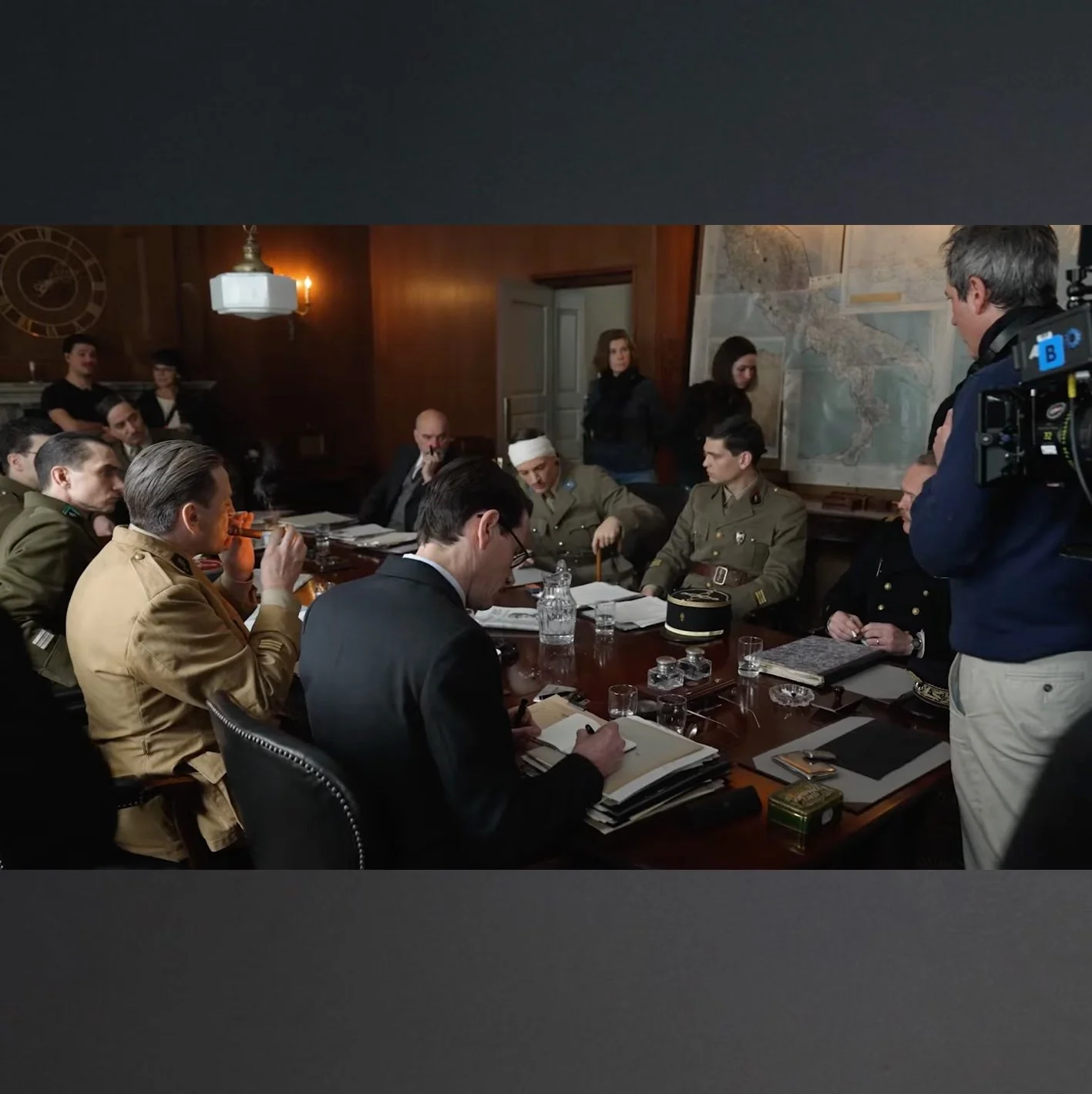 [LA BATAILLE DE GAULLE - L'AGE DE FER] - KOENIG

Coupe et r&eacute;alisation par @graindetailles de l'uniforme de @magimel.benoit  qui interpr&egrave;te de r&ocirc;le du g&eacute;n&eacute;ral Koenig.

R&eacute;alisation @antoninbaudry 
Costumes @laur