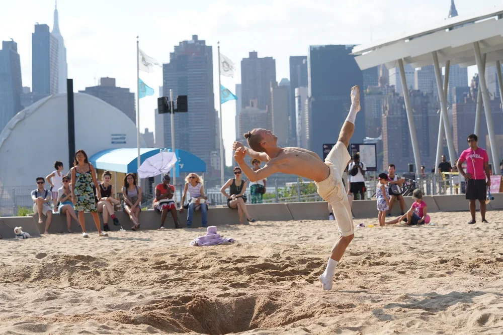 As we get weaker together (2018) - Photo by Justin Chao