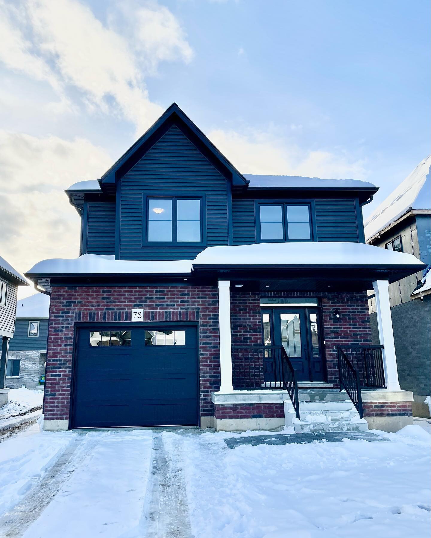 A snowy closing day for the newest homeowners in our Grandeur Community! 🏡 Congratulations and welcome to the neighbourhood!