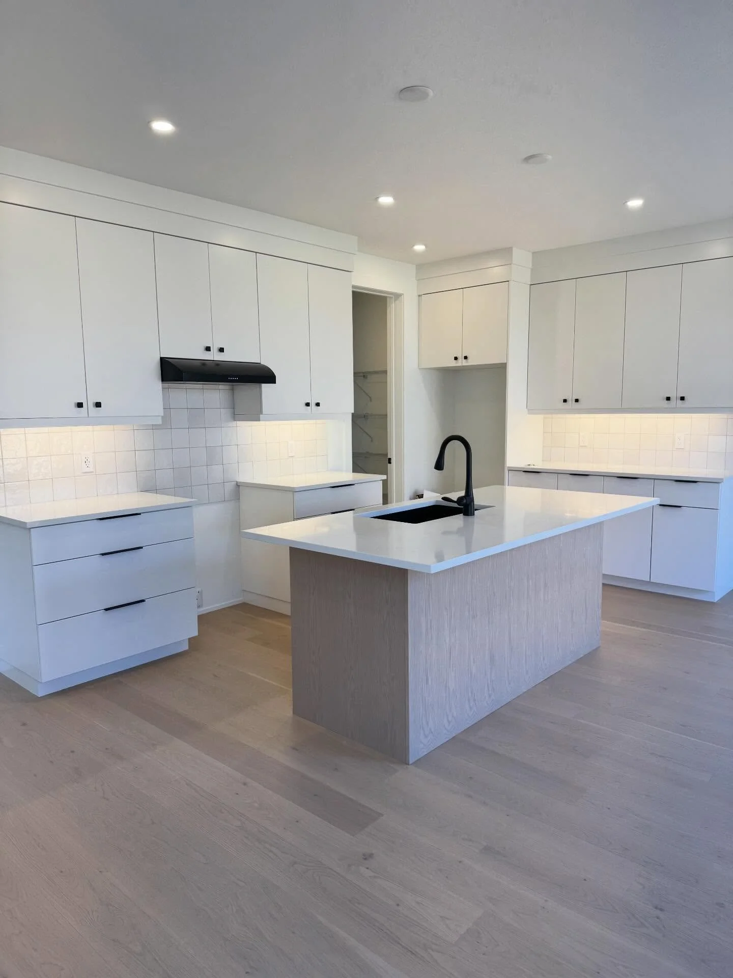 A sunny closing day at this Poplar Model ☀️ 

A warm welcome to the newest homeowner in Poplar Trails. Congratulations on your beautiful home!

#sunvalehomes #poplartrails #closingday #collingwood