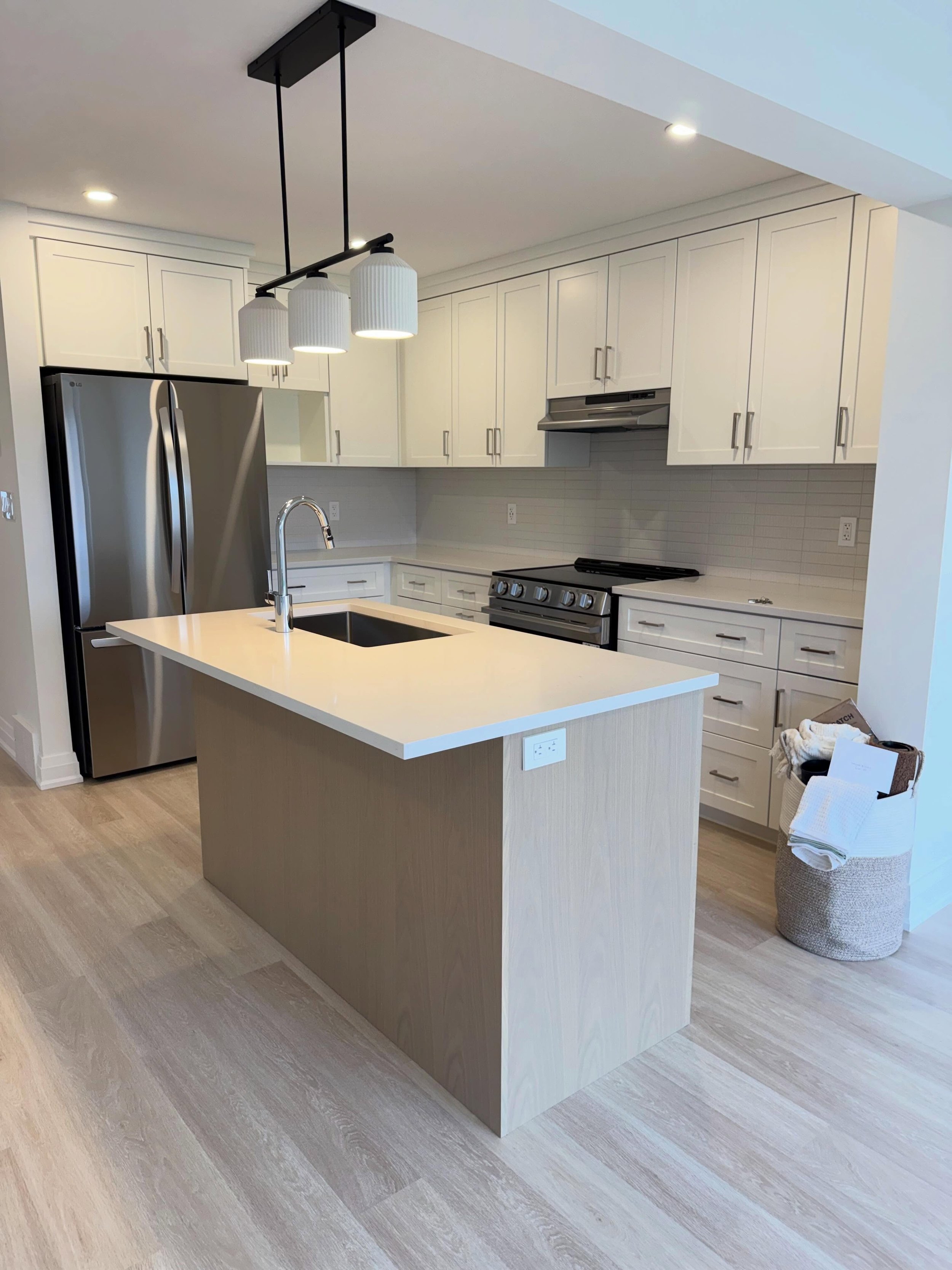 Happy closing day to the new owners of this beautiful Hamilton Model. 

Loving the customer selected tile backsplash that was added on to the spec finishes! Congratulations &amp; welcome to Poplar Trails! 

#poplartrails #sunvalehomes #closingday
