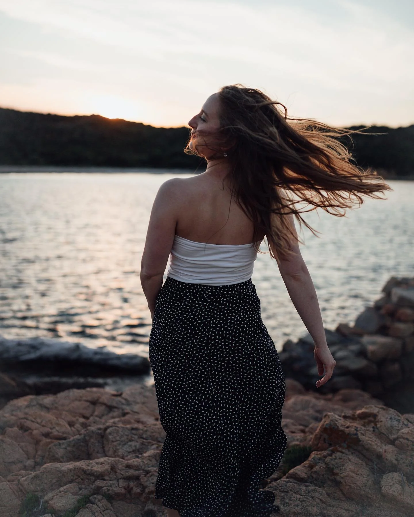 last light of the day🐚
.
.
.

#beachphotoshoot #sunset #beach #windy #sunkissed #sailing #saltyhairdontcare #lifeisbetteronaboat #friendship #summer #vacaymode #portrait #createexplore #ontheroad #travelgram #sunsetsession #goldenhour#ig_italia #jus
